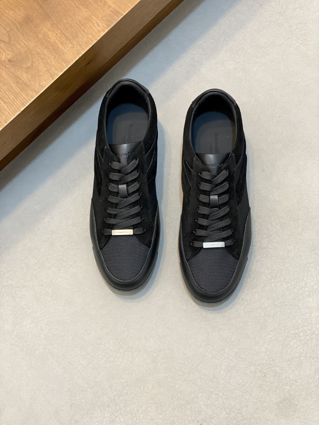 NO:640084,Ermenegildo Zegna Casual Sneakers Made from cow suede, these low-top Triple Stitch sneakers bring a sophisticated touch to casual footwear with a lace-up design that's perfect for a fast-paced lifestyle. The ultra-lightweight rubber outsole is embellished with a double-stripe logo. Sporty details, reinterpreting the iconic shoe with an ultra-light structure. Reverse stitching on the neckline, benzene-dyed calfskin lining, and lasting on the midsole. The tongue is heat-embossed with the brand name. Lightweight and highly elastic rubber foam sole, with stitching on the outsole around the circumference. The shoe body is lighter than before. 1 Lightweight high-elasticity rubber outsole on the back and detachable foot bed! Size 39-40-41-42-43-44 (customized in 45.46),,zegna,sneakers,cowhide19860909Ermenegildo Zegna 杰尼亚 休闲运动鞋 这款 Triple Stitch 低帮运动鞋以牛反绒制成,为休闲鞋履注入精致格调、系带设计,完美契合快节奏的生活方式. 非常轻盈的橡胶外底上点缀双条纹 Logo 运动细节,以超轻结构重新诠释标志性鞋款.领口部反车做法,苯染小牛皮内裡,车中底套楦做法.鞋舌热压品牌名称.轻便高弹力橡胶发泡鞋底,周圈加车大底缝线.鞋身重量比以往轻 1轻盈的高弹力橡胶外底背面和可拆卸脚床！ 尺码39-40-41-42-43-44（45.46订做）,,zegna,sneakers,cowhide,Men's shoes