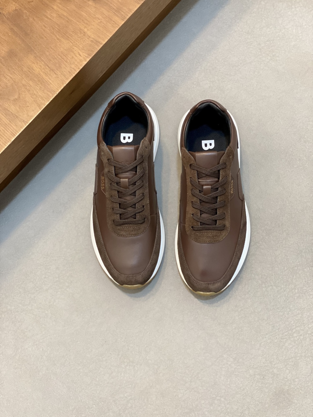 NO:640085,BOSS men's new slip-on leather casual sneakers are now available!  Carefully crafted from imported pebbled calfskin, the leather is soft, delicate and shiny, with leather tassel pendant decoration on the upper, meticulous and even handmade mark routing, classic casual style, non-slip and wear-resistant rubber outsole, light and comfortable, foot set design with soft cowhide lining and feet, the upper foot is comfortable and breathable, and comes with a dust bag packed in the original box!  Size 39-40-41-42-43-44 (45.46 customized) standard leather shoe size,,cowhide19860909BOSS男士新款套脚皮革休闲板鞋出货！ 选用进口荔枝纹小牛皮精心制作,皮质柔软细腻有光泽,鞋面皮革流苏吊坠装饰,细致均匀的手工马克走线,经典休闲版型,防滑耐磨橡胶大底,轻便舒适,套脚设计搭配柔软牛皮内里及垫脚,上脚舒适透气,配原盒包装防尘袋！ 尺码39-40-41-42-43-44（45.46订做）标准皮鞋码数,,cowhide,Men's shoes