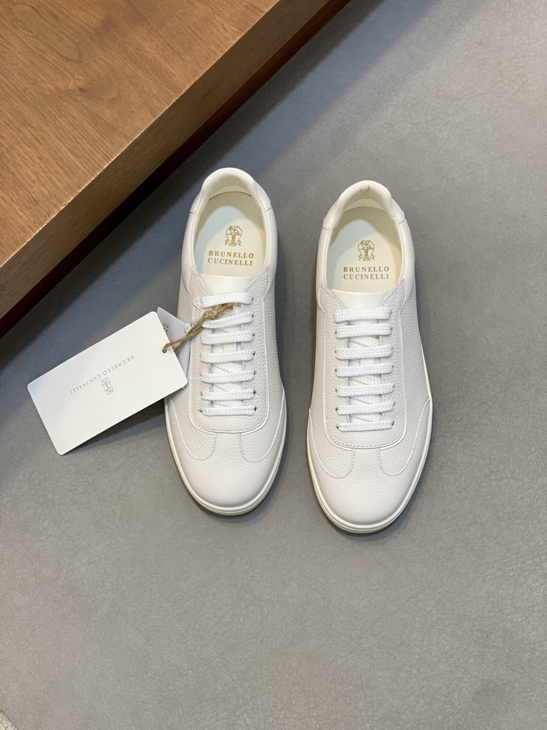 NO:640086,Brunello Cucinelli men's calfskin lace-up casual sports sneakers are available simultaneously on the official website, and are heavily engineered to create exclusive shoes!  This calfskin texture casual sneaker introduces classic design inspiration, allowing you to easily create a vibrant casual style. The fabric is imported first-layer pebbled calfskin and A-grade high mercerized water-dyed calfskin, and the lining is imported water-dyed calfskin, which is breathable and does not fade!  The shoe eyelets are uniformly exposed with 1.5mm trimmed natural calfskin, making the shoes more youthful and fashionable!  The sole is the original one-to-one molded outsole, which is made of high-density special-grade environmentally friendly TPU material, making the entire sole lightweight, comfortable, non-slip and wear-resistant!  The insole is made of high-elastic PU and benzene-dyed calfskin and is compressed and molded in one piece. It is environmentally friendly, does not suffocate your feet, does not fade, and does not slip!  It is clean and does not open glue. The texture is overwhelming and you can see the luxury!  Comes with original shoe box and shoe storage bag!  Size 39/40/41/42/43/44 (45 customized) Standard leather shoe size, brunello cucinelli, cowhide19860909Brunello Cucinelli男士小牛皮系带休闲运动板鞋,官网同步发售,重工打造独家鞋款！ 这款小牛皮纹理休闲板鞋将经典的设计灵感引入,让您轻松塑造充满朝气的休闲风范. 面料是进口头层荔枝纹小牛皮和a级高丝光水染小牛皮,内里是进口水染小牛皮,透气不掉色！鞋眼处做法是统一外露1.5mm镶边本色小牛皮,使鞋子更加年轻时尚！ 鞋底是原版一比一开模成型大底,采用高密度特级环保TPU材料,使整个鞋底轻便舒适,防滑耐磨！鞋垫高弹PU与苯染小牛皮一体压缩成型,环保不闷脚,不掉色,不打滑！干净不开胶.质感爆棚 看得见的奢华 ！配原版鞋盒和鞋履收纳袋 ！ 码数39/40/41/42/43/44（45定做） 标准皮鞋尺码,,brunello cucinelli,cowhide,Men's shoes