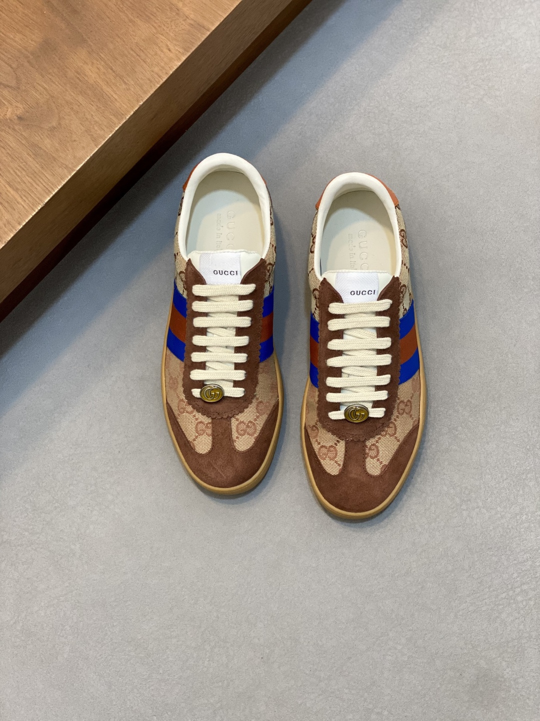 NO:664067,[GUCCI] (Couple model) (the highest version of Gucci’s popular model) is on sale at the counter simultaneously, the upper is made of official specific materials with low glue, breathable mesh lining, great foot feel, original lightweight shock-absorbing thickened foam outsole, simple color matching, versatile and handsome, size 35-40 for women, 39-45 for men (38 for men)  45 (customized, non-returnable) 'Full set of packaging, cards, certificates, bags, handbags',,gucci19860909［GUCCI】（情侣款）(最高版本古奇爆款）专柜同步发售 ,,鞋面采用进官方特定材料低胶而成,透气网布内里,脚感一级棒,原版轻便减震加厚发泡大底,简约拼色,百搭帅气,码数女35-40,男39-45（男38 45定做不退换）《全套包装、卡片、合格证、布袋、手提袋》,,gucci,Men's shoes