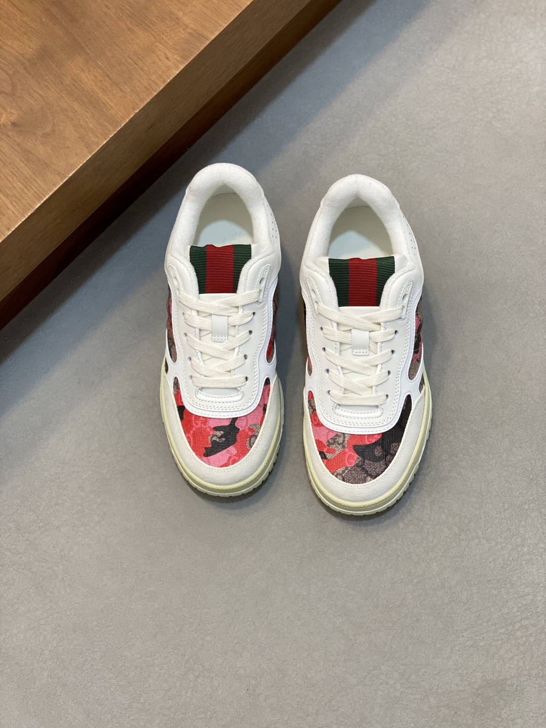 NO:664055,- As the first sneaker created by Sabato De Sarno for Gucci, the Re-Web series reinterprets the brand's classic stripes, and sets off the modern silhouette design with bold and unique details. This shoe is crafted from white leather. This new sneaker is crafted with many classic details of the brand, and is equipped with a bright red and green webbing tongue, which makes people fall in love at first sight. The white leather is soft and shiny through a special process, with a grained texture obtained by embossing.  Scripted Gucci logo and interlocking G Web label with Interlocking G and scripted Gucci logo Rubber outsole with Interlocking G detail eyelets Web tongue Size35-40,,gucci,sneakers19860909- 作为Sabato De Sarno为Gucci打造的首款运动鞋,Re-Web系列焕新演绎品牌经典条纹,以大胆不羁的别致细节衬映现代感十足的廓形设计.这款鞋履以白色皮革匠心打造.这款全新运动鞋匠心缀饰多个品牌经典细节,配以亮眼的红绿织带鞋舌,让人一见倾心. 白色皮革经特殊工艺处理柔软而有光泽,配以压印而得的颗粒状纹理 手写体Gucci标识和互扣式双G织带标牌饰互扣式双G和手写体Gucci标识橡胶外底饰互扣式双G细节孔眼 饰织带鞋舌 Size35-40,,gucci,sneakers,Men's shoes