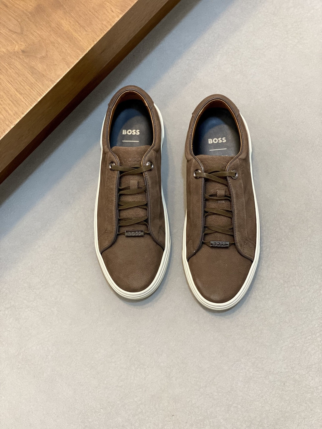 NO:664469,Boss men's casual sports shoes, original model, first layer of frosted cowhide, breathable and not stuffy, sweat-absorbent cowhide lining, soft and comfortable on the foot, original outsole feels light on the foot!  Size39-44 (38 45 orders),,sneakers,cowhide19860909Boss男士休闲运动鞋,原版开模,头层磨砂牛皮 透气不闷脚 吸汗牛皮内里,上脚柔软舒适 原版大底脚感轻便！ Size39-44（38 45订）,,sneakers,cowhide,Men's shoes