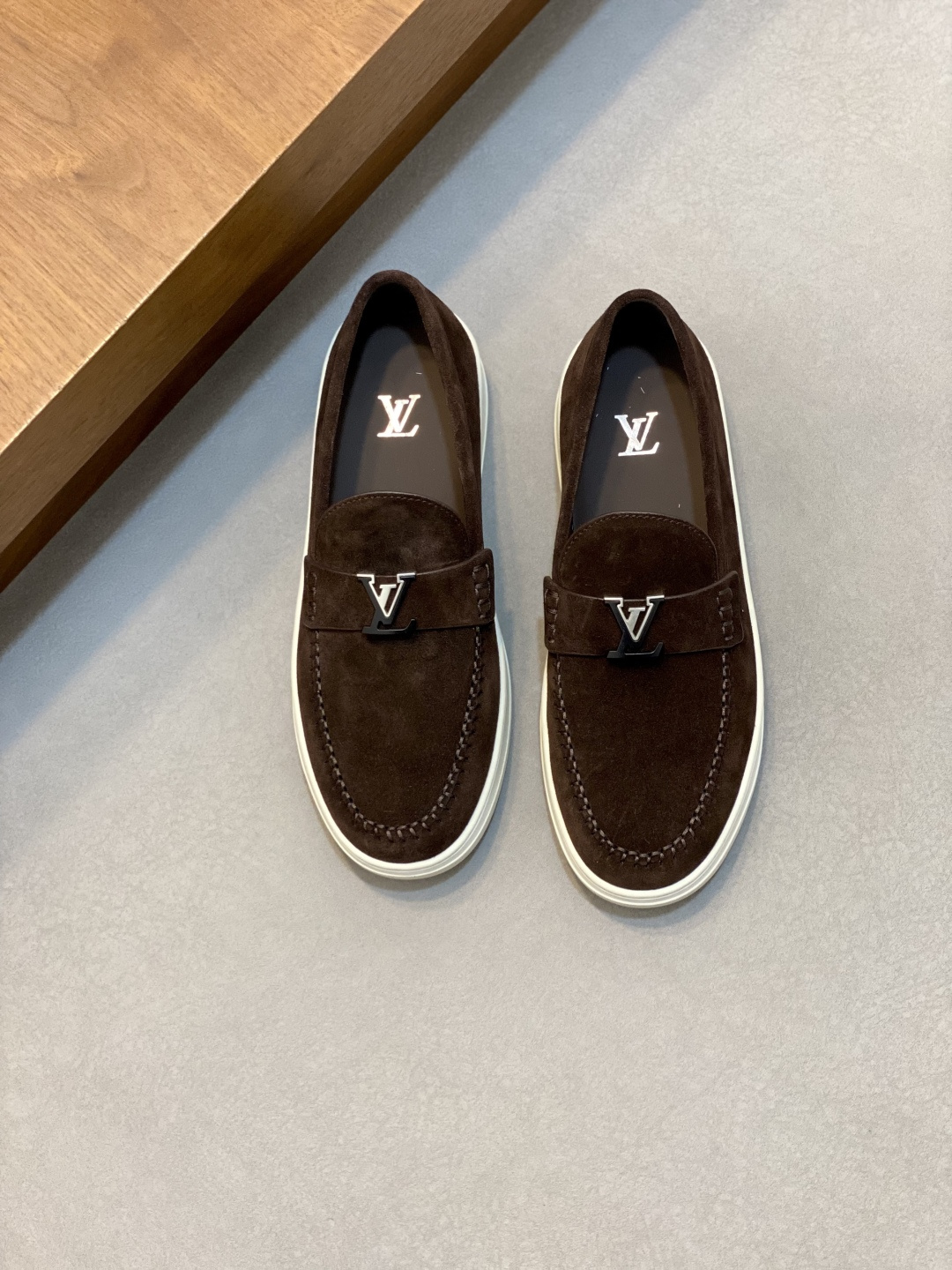 NO:665330,L New men's high-end casual sports shoes, made of imported first-layer cowhide brand lougou, original ultra-light TPU outsole, wear-resistant and comfortable, Monogram lougou embellished rubber outsole, breathable mesh lining, versatile classic style!  Size38-44 (.45, 46 customized),,sneakers,cowhide19860909L 新品男士高端休闲运动鞋,选用进口头层牛皮品牌lougou,原版超轻tpu大底,耐磨舒适,Monogram lougou点缀橡胶外底,透气网布内里,百搭经典款式！ Size38-44（.45、46 定做）,,sneakers,cowhide,Men's shoes