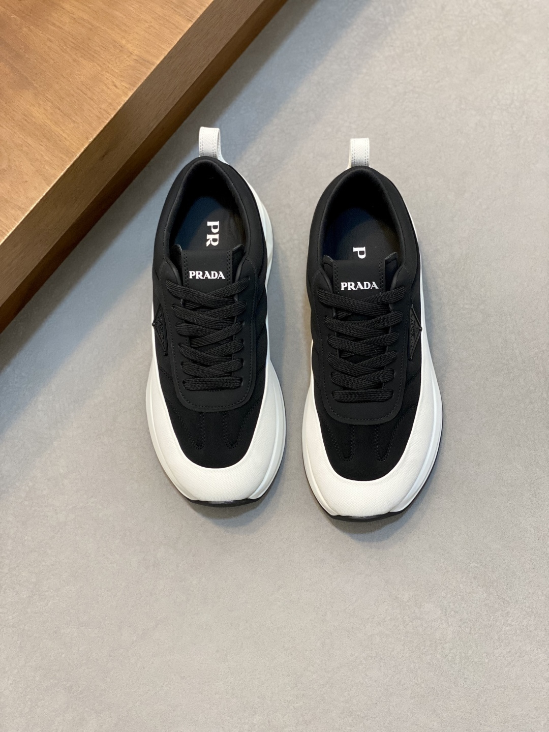 NO:704928,Prada/Prada men's new leather stitching sneakers  This sneaker presents a modern silhouette, reinterpreting the brand's archive models with clean lines and smooth details. The shoes are made of calf leather and technical fabric, decorated with a triangular metal logo on the outside, bright TPU decoration on the heel, and a longer and padded inner heel design, which makes it more comfortable to wear.  Comes with full original packaging!  Size 39-40-41-42-43-44 Standard leather shoe size (45 can be customized and does not support returns), prada, prada, sneakers, cowhide19860909Prada/普拉达 男士新款皮面拼接运动鞋 这款运动鞋呈现现代版型,以利落线条与流畅细节重新演绎品牌典藏款型.鞋履采用小牛皮革和科技织物打造,外侧饰有三角金属徽标,后跟亮色TPU装饰,内里后跟加长加衬设计,穿着更舒适,鞋舌饰有丝印徽标,搭配后跟镂空橡胶厚底,全牛皮内里标配徽标牛皮垫脚,上脚增高舒适、百搭耐看！配全套原包装！ 码数39-40-41-42-43-44 标准皮鞋尺码（45可定做不支持退换）,,prada,prada,sneakers,cowhide,Men's shoes