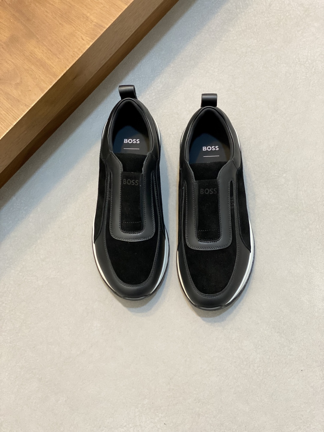 NO:690050,BOSS men's new leather low-top casual sports shoes, top quality Dongguan-made, BOSS lace-up casual sports shoes, made of cow suede punched details, the leather is fine and shiny, hand-polished, you can touch the silky feel of the leather with your hands, calf leather feet, the upper foot is soft, comfortable and breathable, BOSS brand logo is decorated on the side and tongue, the shoelaces are decorated with logo buckles, the heel is wrapped, EVA foam + anti-slip wear-resistant rubber combination outsole, comes with original box packaging dust bag!  Code number 39-40-41-42-43-44 (45 customized) standard leather shoe size, sneakers, cowhide19860909BOSS 男士新款皮革低帮休闲运动鞋 莞产顶级高品,BOSS系带休闲运动鞋,采用牛反绒革冲孔细节、皮质细腻有光泽,手工抛光处理,可以用手抚摸出皮料的丝滑感,小牛皮垫脚,上脚柔软舒适透气,侧面及鞋舌饰 BOSS 品牌徽标,鞋带饰有logo扣饰,后跟包裹处理,eva发泡+防滑耐磨橡胶组合大底、配原盒包装防尘袋！ 码数39-40-41-42-43-44（45订做）标准皮鞋码,,sneakers,cowhide,Men's shoes