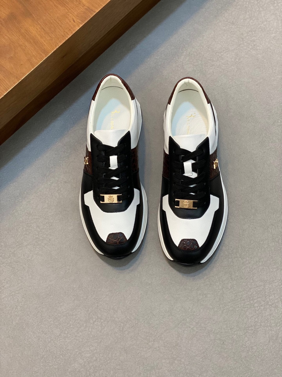 NO:690048,[Billionai**] Billionaire - High-end quality original order - Upper Nappa calfskin, stone pattern cowhide, brand metal logo on the shoe body - Water-dyed cowhide lining - Outsole TPU foam rubber; two-color molded outsole - Super high quality control, fine workmanship highlights (high-end, luxury, grade) -Size 38-44 (45, can be customized),,cowhide19860909【 Billionai**】亿万富 -高端品质 原单 -鞋面纳帕小牛皮、石头纹牛皮、鞋身品牌金属logo -内里水染牛皮 -大底TPU发泡.橡胶；双色成型大底 -超高品控·做工精细凸显(高端·贵气·档次) -Size 38-44（45,可订做),,cowhide,Men's shoes