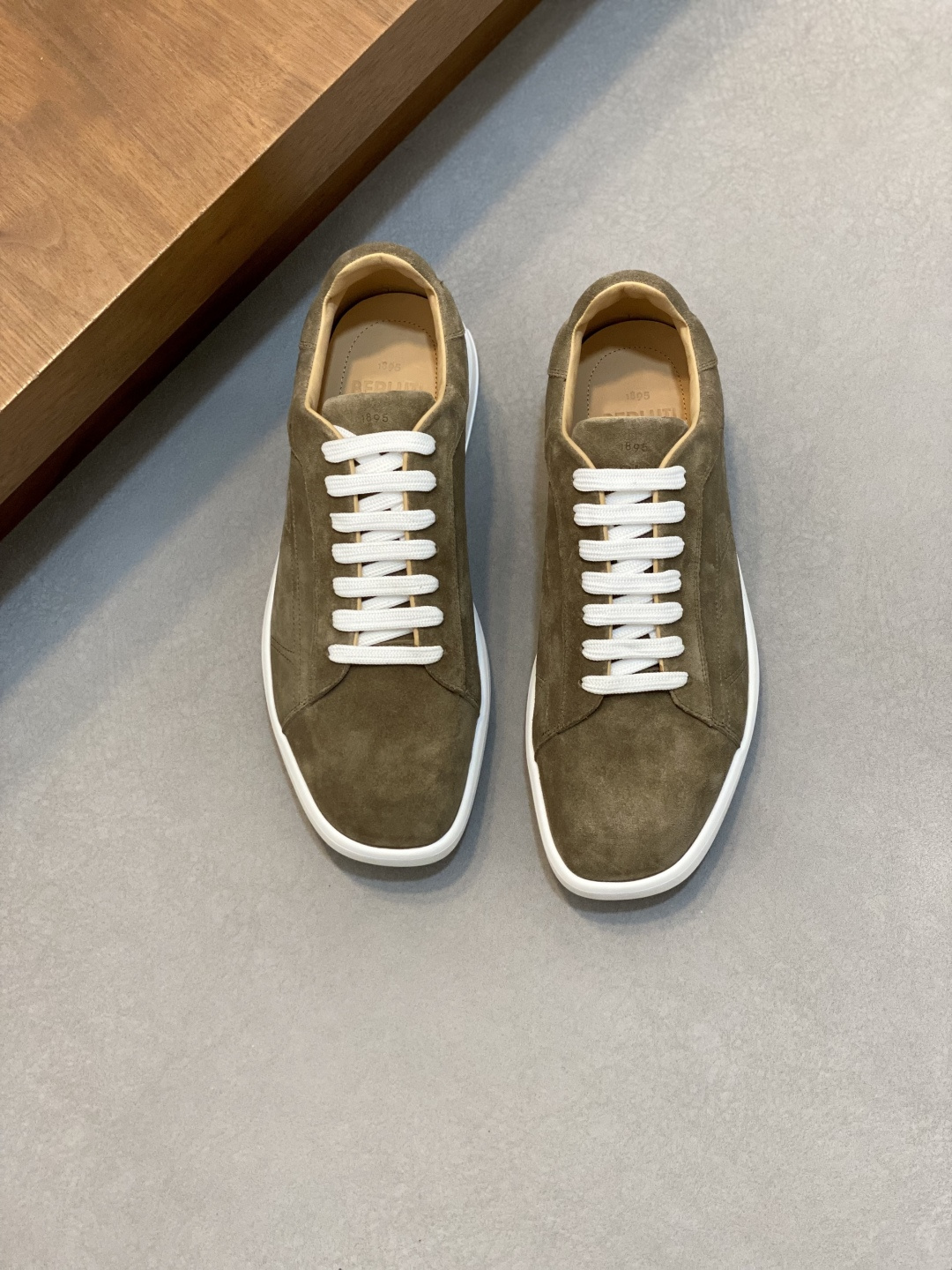 NO:690247,Berlut* men's high-end slip-on casual shoes, the latest officially released model for the catwalk. Imported cow suede material, imported calfskin lining, pure rubber light sole, lightweight and comfortable. Berlut* badge and logo printing capture visual highlights, three-dimensional relief Scritto pattern. High frequency air pressure badge pattern, showing an extraordinary attitude!  Size39-44 (38.45 46 customized),,cowhide19860909Berlut* 布鲁提 男士一脚蹬高端休闲鞋,官方最新发布走秀新款 进口牛反绒材质 内里进口小牛皮 纯橡胶轻底 轻便舒适 .Berlut* 徽章和logo印花俘获视觉亮点,立体感浮雕 Scritto 图纹.高周波空压徽章图纹,彰显不凡态度！ Size39-44（38.45 46定做）,,cowhide,Men's shoes