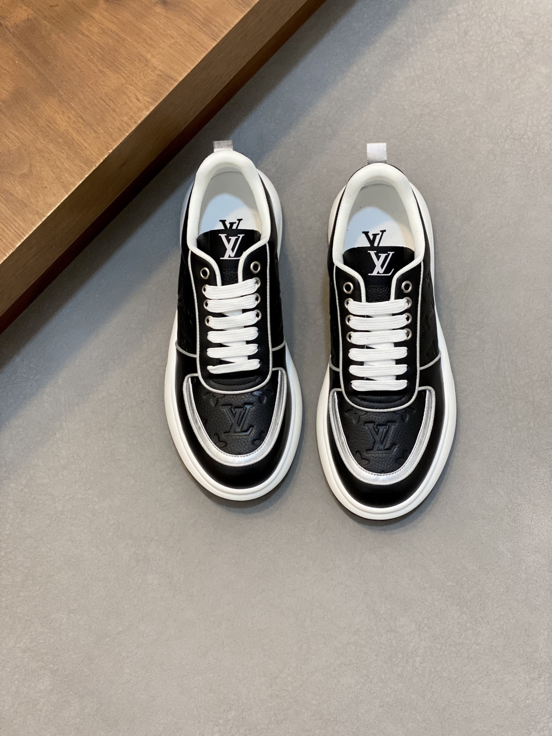 NO:690263,Lv top purchasing agent Louis Vuitton, sports sneaker counter synchronization, uppers imported from Italy, high-quality splicing colorful and complex handicrafts, imported mesh pads are soft and comfortable, original soles are specially provided by the original factory, TPU exclusive movable molded soles are super comfortable, original factory follow-up goods, high quality, you can enter and exit the counter at will, welcome to compare, code number 39-44 (customized 45), louis vuitton, louis vuitton19860909Lv 顶级代购 路易威登,运动板鞋专柜同步,鞋面意大利进口,高品质拼接缤纷色彩复杂工艺品,进口网布里垫柔软舒适,鞋底原厂特供原版底,TPU独家活动成型底超级舒适,原厂跟单货,高品质,可随意进出专柜,欢迎对比,码数 39-44（订做 45）,,louis vuitton,louis vuitton,Men's shoes