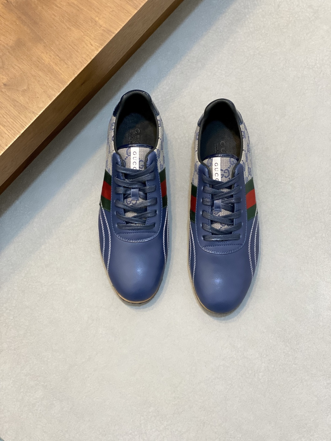 NO:704952,[Gucci] Gucci - high-end quality original casual sports shoes - upper suede calfskin, shoe body brand totem cloth. Brand webbing, tongue. Heel. Air-pressure brand logo - water-dyed sheepskin lining - outsole ultra-light TPU foam·TR rubber; two-color molded outsole -super high quality control·fine workmanship highlights (high-end·luxury·grade) -Size  39-44 (Male 45, 46 can be customized)·,,gucci,gucci,sneakers,cowhide,sheepskin19860909【Gucci】古驰 -高端品质 原单休闲运动鞋 -鞋面反绒小牛皮、鞋身品牌图腾布匹.品牌织带、鞋舌.后跟.空压品牌logo -内里水染羊皮 -大底超轻TPU发泡·TR橡胶；双色成型大底 -超高品控·做工精细凸显(高端·贵气·档次) -Size 39-44（男45,46可订做)·,,gucci,gucci,sneakers,cowhide,sheepskin,Men's shoes