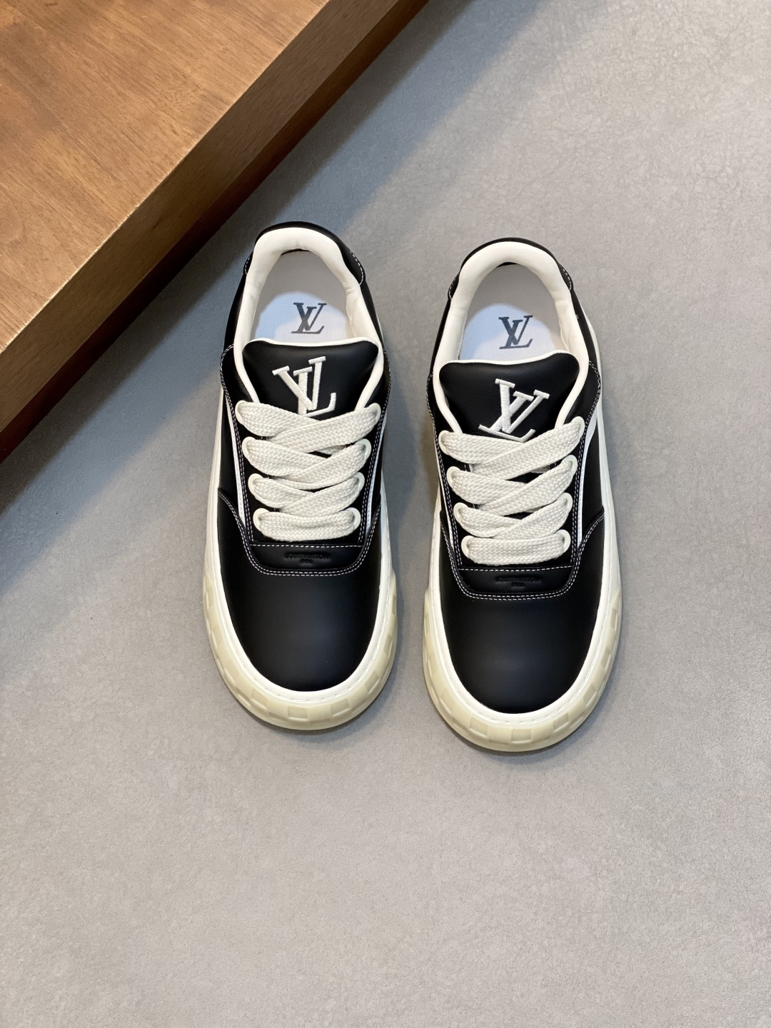 NO:704620,L New men's high-end casual sports shoes, made of imported first-layer cowhide silk-screened brand lougou, original ultra-light TPU outsole, wear-resistant and comfortable, Monogram lougou embellished rubber outsole, breathable mesh lining, versatile classic style!  Size39-44 (.45, 46 customized),,sneakers,cowhide19860909L 新品男士高端休闲运动鞋,选用进口头层牛皮丝印品牌lougou,原版超轻tpu大底,耐磨舒适,Monogram lougou点缀橡胶外底,透气网布内里,百搭经典款式！ Size39-44（.45、46 定做）,,sneakers,cowhide,Men's shoes