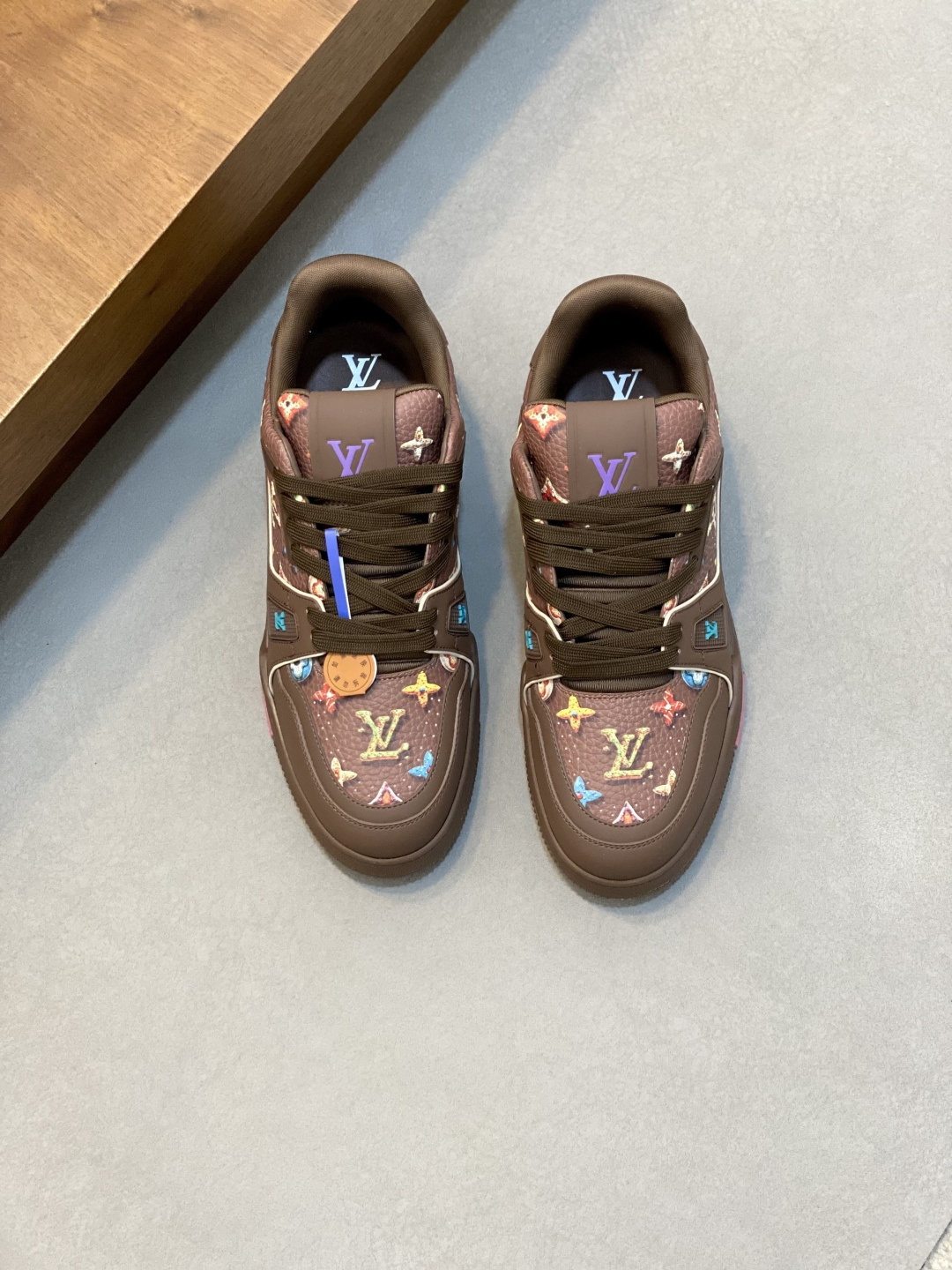 NO:704613,New LV TRAINER sneakers for couples are shipped. This LV Trainer sneaker is made of glossy patent cow leather embossed with a mini Monogram pattern. It continues Virgil Abloh's creative reinvention of retro basketball shoes with harmonious tones and classic configurations. The upper incorporates contrasting rubber logos, rubber LV letters and Vuitton logos to establish recognition, and the technical outsole blooms with Monogram flowers. The tongue and heel are decorated with rubber LV letters, and the outsole is decorated with Monogram.  Flowers, classic and complicated uppers, and fabric lining for the feet, continuing the comfortable experience of this series. Comes with original box and complete packaging with dust bag!  Size 35-46 standard leather shoe size (35/45/46 can be customized, returns and exchanges are not supported),, louis vuitton, sneakers, cowhide19860909新款LV TRAINER 情侣款运动鞋出货 本款LV Trainer运动鞋为亮泽漆面牛皮革压印迷你Monogram图案,以和谐色调和经典构型延续Virgil Abloh对复古篮球鞋的创意重塑.鞋面融入撞色橡胶标识,橡胶 LV 字母和 Vuitton 标识树立辨识度,科技外底绽放 Monogram 花卉.鞋舌及后跟饰有橡胶 LV 字母,外底饰有 Monogram 花卉,经典繁复鞋面,织物内里垫脚,延续此系列舒适体验.配原盒全套包装防尘袋！ 码数35-46 标准皮鞋码（35/45/46可定做不支持退换货）,,louis vuitton,sneakers,cowhide,Men's shoes