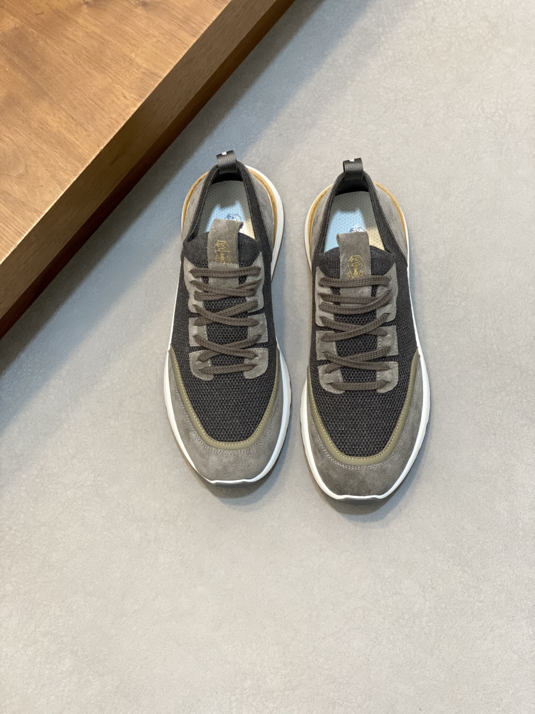 NO:704804,Brunello Cucinelli ss new spring and summer men's shoes are shipped, referred to as BC. This brand is the world's top luxury brand from Italy. It is known as the 'King of Cashmere' and 'Real Luxury in the Clothing Industry' for low-key luxury. Many people know that cashmere Cashmere is top-notch, expensive, and you can't take it off once you wear it. It is also very versatile. No brand knows how to use top-grade cashmere fabrics to create a 'low-key luxury' style. The upper is top-grade cashmere + high mercerized elk leather.  The inner lining is made of white benzene-dyed special calfskin + 0.5mm circular punching design. The foot pads are made of high-elastic foam and are aligned with the calfskin. The upper foot is comfortable and breathable without stuffing the feet. It does not fade or slip. The environmentally friendly and harmless TPU+PU outsole is formed in one piece. It is clean and does not need to be glued. The texture is overwhelming. Visible luxury. Counter packaging. Size 39/40/41/42/43/44 (custom-made at 45.46). The shoe box adopts the original drawer-type shoe box.  Comes with shoe storage bag, standard leather shoe sizes, brunello cucinelli, cowhide19860909Brunello Cucinelli ss春夏新款男鞋出货 简称BC 此品牌是来自意大利的世界顶级奢侈品牌,被誉为低调奢华的 “山羊绒之王” 和 “服装界真正的奢侈品”.很多人都知道羊绒Cashmere顶级、昂贵,一穿就脱不下来,还特别百搭,没有比BC这个品牌更懂得把顶级的羊绒面料设计出一种 “低调的奢华” 的风格. 鞋面顶级羊绒+高丝光麋皮 内里是本白色苯染专用小牛皮+0.5mm圆形冲孔设计,脚垫高弹发泡与牛里对贴,上脚舒服透气不闷脚,不掉色,不打滑,环保无害TPU+PU大底一体成型,干净不开胶.质感爆棚 看得见的奢华 专柜包装 尺码39/40/41/42/43/44（45.46订做）鞋盒采用原版抽屉式鞋盒 配鞋履收纳袋 标准皮鞋码,,brunello cucinelli,cowhide,Men's shoes