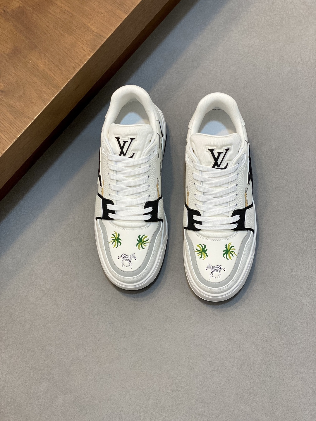 NO:704951,Lujia new color matching men's ♂trainer sneakers, this LV Trainer sneaker is made of soft grained calfskin, showing pure colors, the brand was born in 1854, the designer's handwritten brand logo is embellished on one side, virgil abloh personally designed it, a very commemorative sneaker, the new LV Louis Vuitton louis vuitton trainer sneaker low casual sports culture versatile basketball shoes  Size39-44 (38, 45, customized),,louis vuitton,louis vuitton,louis vuitton,louis vuitton,louis vuitton,sneakers,cowhide19860909驴家 新配色 男士♂trainer运动鞋,本款 LV Trainer 运动鞋取材柔软粒面小牛皮,呈现纯净色调,品牌诞生于1854年,设计师手写体品牌标识点缀一侧,virgil abloh亲自操刀设计,非常具有纪念价值的一款运动鞋,全新lv路易威登louis vuitton trainer sneaker low休闲运动文化百搭篮球板鞋 Size39-44（38、45、订做）,,louis vuitton,louis vuitton,louis vuitton,louis vuitton,louis vuitton,sneakers,cowhide,Men's shoes