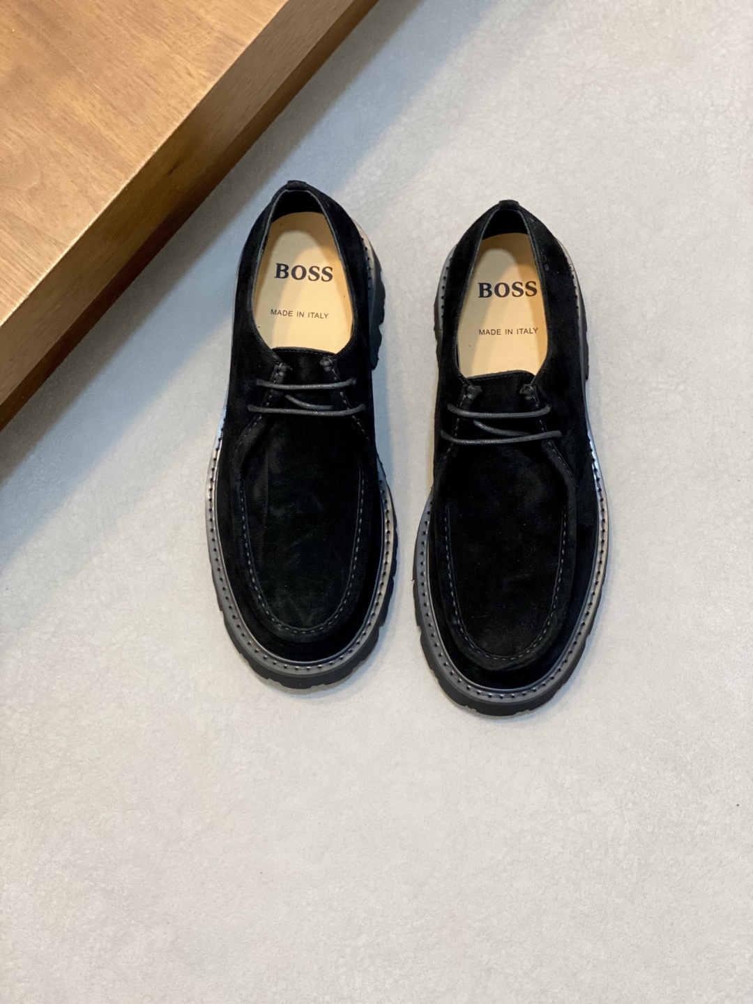 NO:730236,[BOSS] - High-end quality original leather shoes - High mercerized suede calfskin upper, hand-stitched mark thread on the heel, air pressure brand logo on the heel - Water-dyed cowhide inside - Ultra-light TPU foam rubber on the outsole; combined molded outsole - Ultra-high quality control, fine workmanship (high-end, luxury, grade) -Size 39-44 (38, 45, 46, can be customized),,cowhide19860909【BOSS】 -高端品质 原单·正装皮鞋 -鞋面高丝光反绒小牛皮、鞋丹手工串串缝马克线、后跟空压品牌logo -内里水染牛皮 -大底超轻TPU发泡·橡胶；组合成型大底 -超高品控·做工精细凸显(高端·贵气·档次) -Size 39-44（38,45,46,可订做),,cowhide,Men's shoes