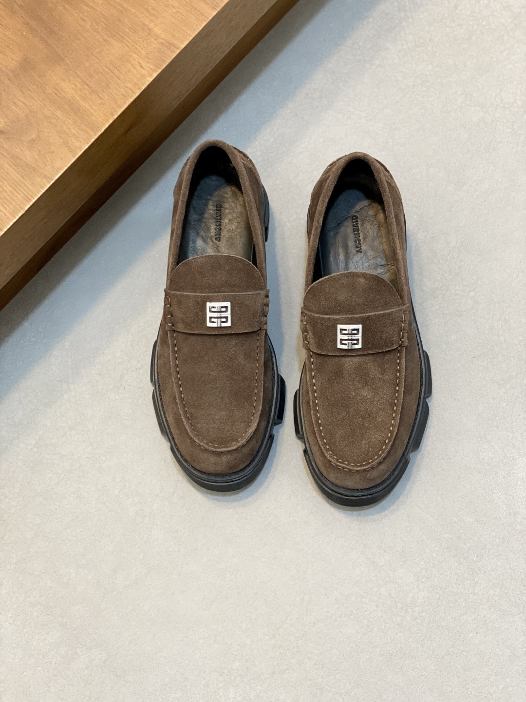 NO:730244,Givenchy show men's casual shoes, cowhide open-edge bead-effect patent leather short boots Show series, comfortable padded collar, gold-finish metal hook and eye fastener, GIVENCHY LOGO embossed on the tongue, GIVENCHY LOGO embossed on the heel of the sole, 4G LOGO embossed on the heel, thick rubber sole, leather insole, GIVENCHY 4G LOGO embossed Size: 39-44 (38.45  Customized),,givenchy,boots,cowhide19860909Givenchy show 男士休闲鞋 牛皮开边珠效果漆面皮革短靴 Show系列 舒适加衬鞋口 金色饰面金属钩眼扣 鞋舌压印GIVENCHY LOGO,鞋底后跟饰以GIVENCHY LOGO压花 后跟压印4G LOGO 橡胶厚底 皮革内底,压印GIVENCHY 4G LOGO Size:39-44(38.45 定制）,,givenchy,boots,cowhide,Men's shoes