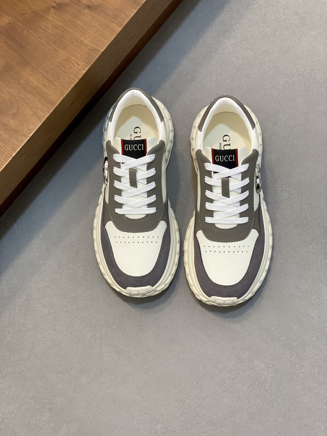 NO:729288,Gucci Rhyton series sports shoes, cowhide stitching, classic double G metal logo + red and green webbing, full of brand feel. Thick-soled rubber soles, cushioning and comfortable, suitable for daily wear or light exercise. The upper is breathable, has a good foot feel, black is versatile and stain-resistant, couple design, fashionable and practical, young people love it!  Pair it with jeans or sportswear to easily get a trendy look ~ size 39-44 (customized for 38.45), gucci, sneakers, jeans, cowhide19860909Gucci Rhyton系列运动鞋,牛皮拼接,经典双G金属标志+红绿织带,品牌感满满.厚底橡胶鞋底,缓震舒适,适合日常穿搭或轻运动.鞋面透气,脚感好,黑色百搭又耐脏,情侣款设计,时尚实用,年轻人超爱！搭配牛仔裤或运动风服饰,轻松get潮流造型～ size39-44（38.45定制）,,gucci,sneakers,jeans,cowhide,Men's shoes