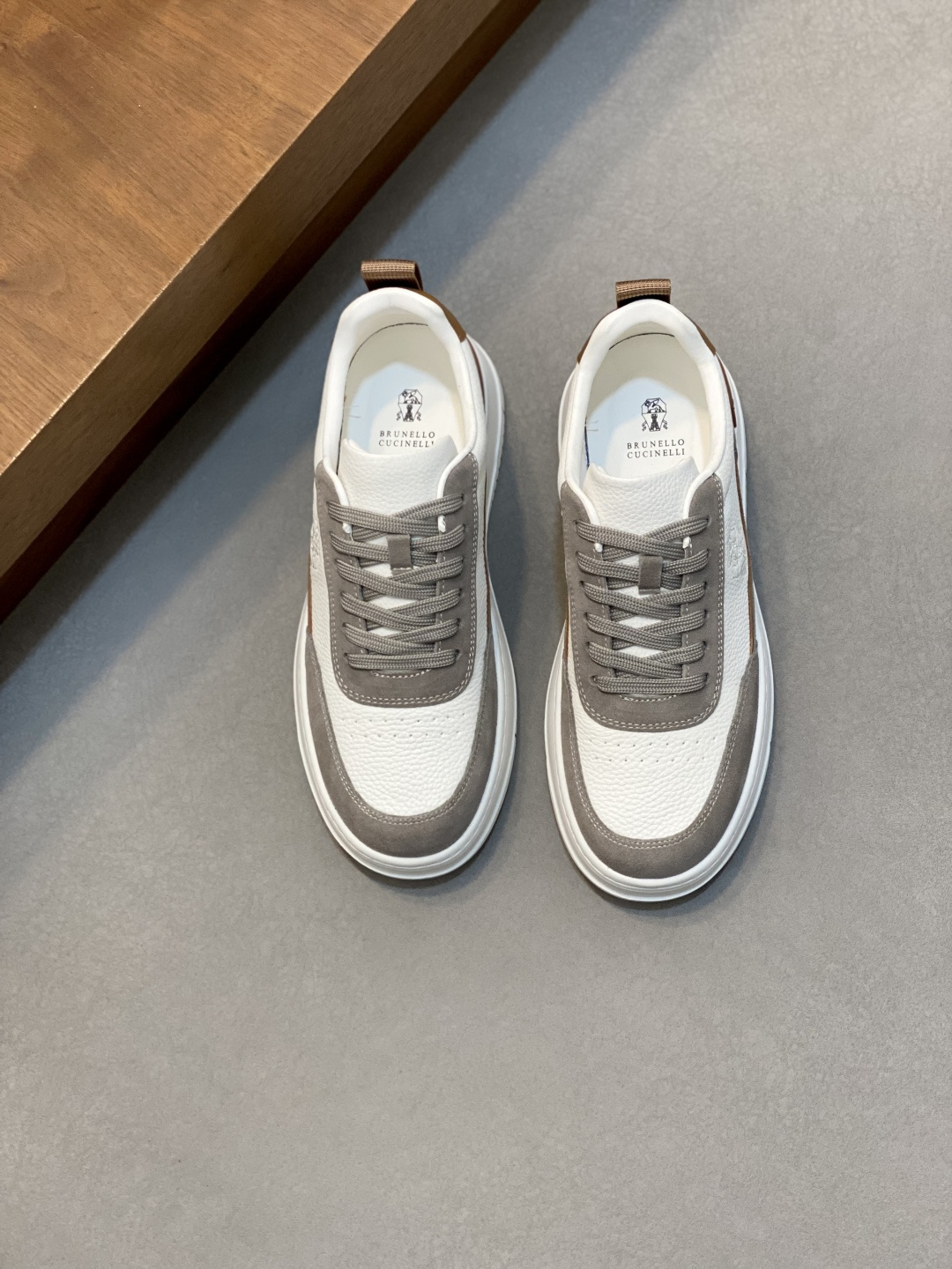 NO:729325,Brunello Cucinelli ss new spring and summer men's shoes are shipped, referred to as BC. This brand is the world's top luxury brand from Italy. It is known as the 'King of Cashmere' and 'Real Luxury in the Clothing Industry' for low-key luxury. Many people know that cashmere Cashmere is top-notch, expensive, and you can't take it off once you wear it. It is also very versatile. No brand knows how to use top-grade cashmere fabrics to create a 'low-key luxury' style. The upper is top-grade cashmere + high mercerized elk leather.  The inner lining is made of white benzene-dyed special calfskin + 0.5mm circular punching design. The foot pads are made of high-elastic foam and are aligned with the calfskin. The upper foot is comfortable and breathable without stuffing the feet. It does not fade or slip. The environmentally friendly and harmless TPU+PU outsole is formed in one piece. It is clean and does not need to be glued. The texture is overwhelming. Visible luxury. Counter packaging. Size 39/40/41/42/43/44 (custom-made at 45.46). The shoe box adopts the original drawer-type shoe box.  Comes with shoe storage bag, standard leather shoe sizes, brunello cucinelli, cowhide19860909Brunello Cucinelli ss春夏新款男鞋出货 简称BC 此品牌是来自意大利的世界顶级奢侈品牌,被誉为低调奢华的 “山羊绒之王” 和 “服装界真正的奢侈品”.很多人都知道羊绒Cashmere顶级、昂贵,一穿就脱不下来,还特别百搭,没有比BC这个品牌更懂得把顶级的羊绒面料设计出一种 “低调的奢华” 的风格. 鞋面顶级羊绒+高丝光麋皮 内里是本白色苯染专用小牛皮+0.5mm圆形冲孔设计,脚垫高弹发泡与牛里对贴,上脚舒服透气不闷脚,不掉色,不打滑,环保无害TPU+PU大底一体成型,干净不开胶.质感爆棚 看得见的奢华 专柜包装 尺码39/40/41/42/43/44（45.46订做）鞋盒采用原版抽屉式鞋盒 配鞋履收纳袋 标准皮鞋码,,brunello cucinelli,cowhide,Men's shoes