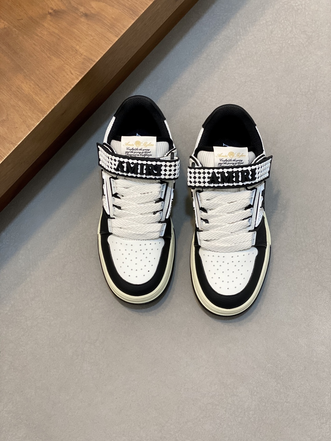 NO:744898,Amiri bone shoes, low-top casual sports shoes, the same style as celebrities, made of imported first-layer cowhide, original outsole, comfortable on the feet, and the workmanship is as good as ever!  Please feel free to compare, the highest version on the market!  Size male 39-45 (38.46. Customized),,amiri,sneakers,cowhide19860909Amiri骨头鞋,低帮休闲运动鞋,明星同款,进口头层牛皮打造,原版大底,上脚舒适,做工质感一如既往的赞！请任意对比,市面最高版本！ Size男39-45（38.46. 订做）,,amiri,sneakers,cowhide,Men's shoes