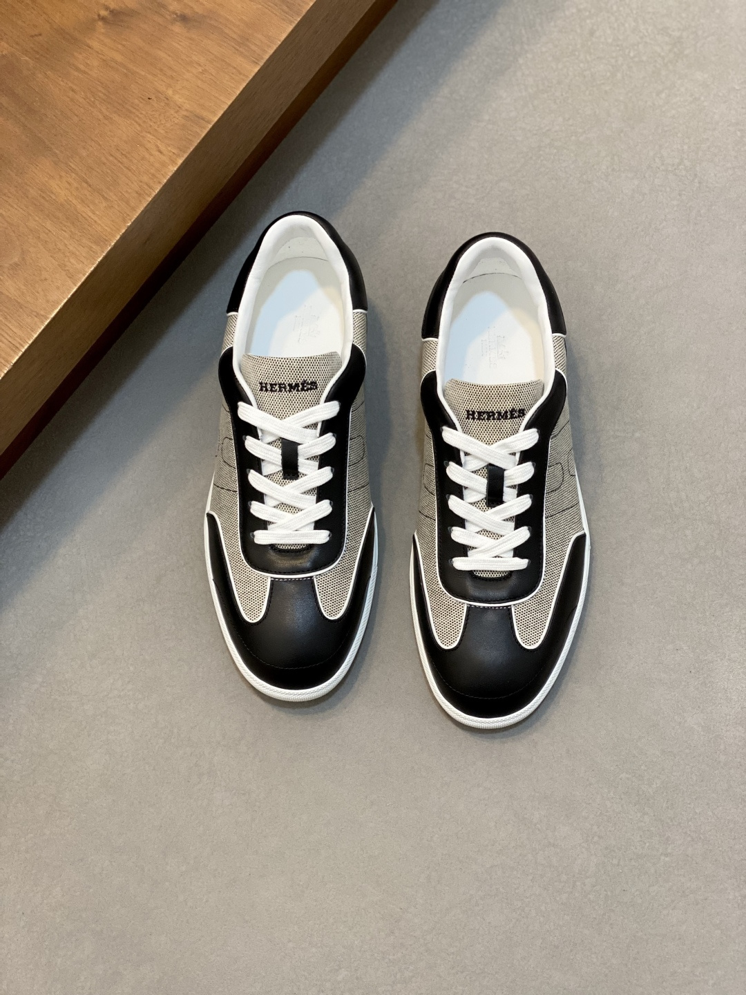 NO:745749,H Top Purchasing Agent Love Street God's new casual shoes are coming, super popular and popular models are synchronized with the counters. The uppers are original smooth cowhide imported from Italy with linen fabrics. High-quality routing H logo complex splicing process. Breathable and comfortable cowhide lining. Fashionable and unique layout. Fashionista style. The soles are original rubber outsole specially provided by the factory. Exclusive molded soles are super comfortable. Original factory single goods. High quality. You can enter and exit the counter at will. Comparisons are welcome. Size 39-45 (order)  46),,cowhide19860909H 顶级代购 爱 炸街男神休闲鞋新品来袭超人气爆款专柜同步,鞋面意大利进口原版光滑牛皮搭配麻布面料,高品质走线H标志复杂拼接工艺,透气舒适牛皮内里垫,时尚独特版面潮达人风格,鞋底原厂特供原版橡胶大底,独家活动成型底超级舒适,原厂跟单货,高品质,可随意进出专柜,欢迎对比,码数 39-45（订 46）,,cowhide,Men's shoes