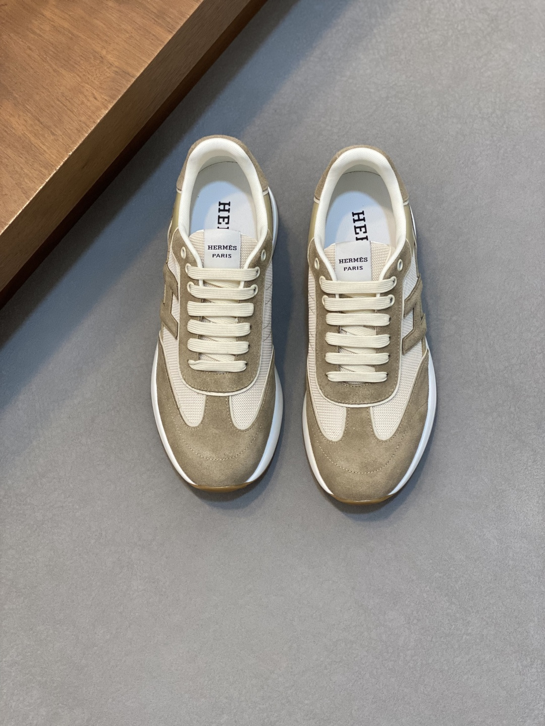 NO:756486,H Top Purchasing Agency Love New street-style male casual shoes are coming, super popular and popular models are synchronized with the counters. The uppers are original suede cowhide imported from Italy with mesh fabrics. High-quality routing H logo complex splicing process. Breathable and comfortable mesh inner pads. Fashionable and simple layout male style. The soles are original foamed fusion TPU outsole. Exclusive movable molded sole is super comfortable. Original factory single goods, high quality, you can enter and exit the counter at will. Welcome to compare and size.  39-44 (order 45),,cowhide19860909H 顶级代购 爱 炸街男神休闲鞋新品来袭超人气爆款专柜同步,鞋面意大利进口原版反绒牛皮搭配网布面料,高品质走线H标志复杂拼接工艺,透气舒适网布内里垫,时尚简约版面男神风格,鞋底原厂特供原版发泡融合TPU大底,独家活动成型底超级舒适,原厂跟单货,高品质,可随意进出专柜,欢迎对比,码数 39-44（订 45）,,cowhide,Men's shoes