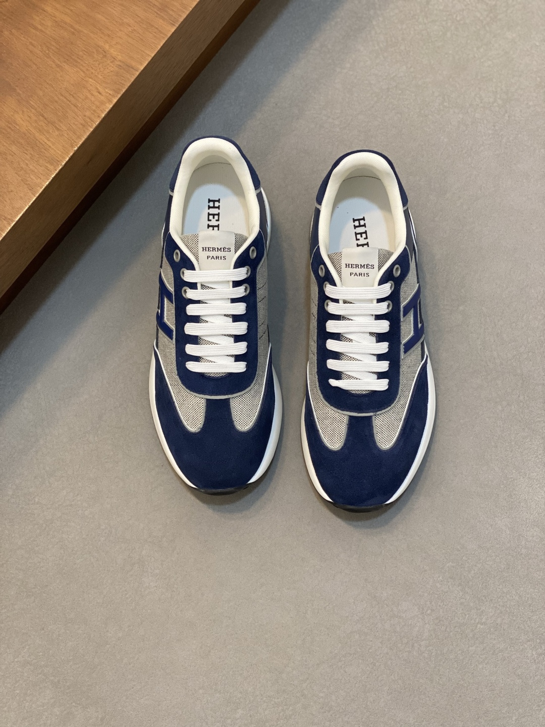 NO:756489,H Top Purchasing Agency Love New street-style male casual shoes are coming, super popular and popular models are synchronized with the counters. The uppers are original suede cowhide imported from Italy with mesh fabrics. High-quality routing H logo complex splicing process. Breathable and comfortable mesh inner pads. Fashionable and simple layout male style. The soles are original foamed fusion TPU outsole. Exclusive movable molded sole is super comfortable. Original factory single goods, high quality, you can enter and exit the counter at will. Welcome to compare and size.  39-44 (order 45),,cowhide19860909H 顶级代购 爱 炸街男神休闲鞋新品来袭超人气爆款专柜同步,鞋面意大利进口原版反绒牛皮搭配网布面料,高品质走线H标志复杂拼接工艺,透气舒适网布内里垫,时尚简约版面男神风格,鞋底原厂特供原版发泡融合TPU大底,独家活动成型底超级舒适,原厂跟单货,高品质,可随意进出专柜,欢迎对比,码数 39-44（订 45）,,cowhide,Men's shoes