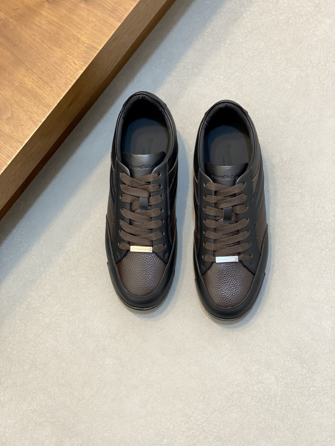 NO:778452,Ermenegildo Zegna smooth leather TIZIANO low-top spliced ​​sports sneakers! The Tiziano low-top paneled sneakers are made of calfskin and feature rich craftsmanship details. This elegant material transforms this sporty sneaker into a sophisticated casual piece. The durable rubber sole provides all the support you need to explore the city streets. Fit and product details: Multi-color smooth calfskin fabric, embossed label on the heel, calfskin lining, insole. Insole, logo-embossed leather midsole, high-elastic memory insole and rubber pattern anti-slip sole, comfortable to wear and full of ingenuity. Size 39/40/41/42/43/44 (45.46 customized) standard leather shoe size,,zegna,sneakers,cowhide19860909Ermenegildo Zegna 杰尼亚 光滑皮革 TIZIANO 低帮拼接运动板鞋！ 这款Tiziano 低帮拼接运动鞋以小牛皮制成,饰以丰富的工艺细节.此优雅材质令这款动感十足的运动鞋转变为精致的休闲单品.耐用的橡胶鞋底可探索城市街道提供所有需的支持. 版型和产品细节:多色光滑小牛皮面料,后跟部位压印标签,小牛皮内裡,鞋垫. 内底、徽标压纹皮革中底,高弹力记忆鞋垫和橡胶纹防滑鞋底,穿着舒服不凡.显得匠心十足. 尺码39/40/41/42/43/44（45.46订做）标准皮鞋尺码,,zegna,sneakers,cowhide,Men's shoes