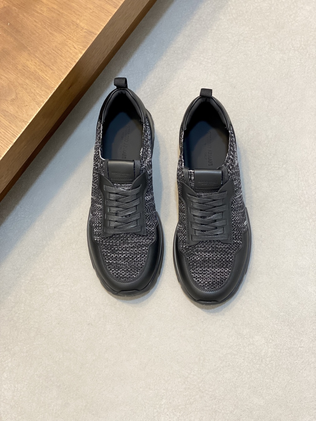 NO:778457,Giorgio Armani's new spring and summer high-elastic fly-knit slip-on casual sports men's shoes have arrived, and Kint-and-Leather snakers debut. This model provides original design and is combined with innovative fabrics. It uses high-tech elastic pull-on sneakers to design, which is full of vitality. It is a model of the clever integration of long-standing fabric heritage and innovative technology to create a high-tech style with a modern flavor. It is an ideal shoe for urban life. The front of the upper of this season's new elastic pull-on sneakers is decorated with TPU  Inserts give a hint of sportiness, and are paired with contrasting knitted fabrics to create a contrasting effect that exudes youthful vitality. The heel is decorated with a cross-style elastic band, and the midsole is lasted. The non-slip, wear-resistant and highly elastic IP rubber outsole is durable, ensuring support and stability, and is comfortable to wear. With outstanding friction, shock absorption effect and moderate support, it is comfortable and has excellent performance. It is worth owning.  Size 39/40/41/42/43/44 (45 customized) blue original box packaging + dust bag, armani, armani19860909Giorgio Armani阿玛尼新款春夏高弹飞织套穿式休闲运动男鞋到货,Kint-and-Leather snakers新秀首发 这款提供原创设计,并与创新面料相结合,利用高科技松紧套穿球鞋设计,活力十足,是悠久织物传承与创新技术巧妙融合的典范,打造富有现代气息的高科技造型,是都市生活的理想鞋履.本季新款松紧套穿球鞋的鞋面正面饰有 TPU 嵌料,呈现一丝动感气息,搭配撞色针织面料,营造洋溢年轻活力的撞色效果. 后跟饰有交叉样式松紧带装饰,车中底套楦做法,防滑耐磨高弹IP橡胶大底经久耐穿,确保支撑力与稳定性,穿着舒适不凡.具备出众的摩擦力、减震效果和适度支撑,舒适不凡,性能优异,值得拥有 尺码39/40/41/42/43/44（45订做）蓝色 原盒包装+防尘袋,,armani,armani,Men's shoes