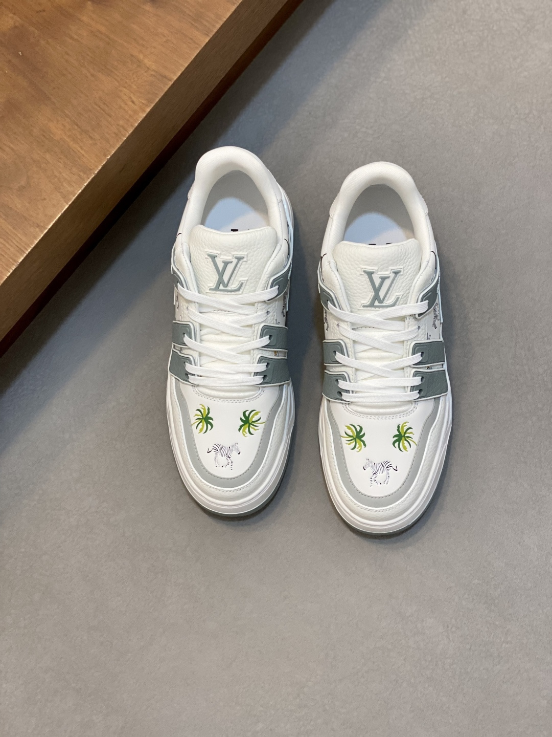 NO:778558,Lujia new color matching men's ♂trainer sneakers, this LV Trainer sneaker is made of soft grained calfskin, showing pure colors, the brand was born in 1854, the designer's handwritten brand logo is embellished on one side, virgil abloh personally designed it, a very commemorative sneaker, the new LV Louis Vuitton louis vuitton trainer sneaker low casual sports culture versatile basketball shoes  Size39-44 (38, 45, customized),,louis vuitton,louis vuitton,louis vuitton,louis vuitton,louis vuitton,sneakers,cowhide19860909驴家 新配色 男士♂trainer运动鞋,本款 LV Trainer 运动鞋取材柔软粒面小牛皮,呈现纯净色调,品牌诞生于1854年,设计师手写体品牌标识点缀一侧,virgil abloh亲自操刀设计,非常具有纪念价值的一款运动鞋,全新lv路易威登louis vuitton trainer sneaker low休闲运动文化百搭篮球板鞋 Size39-44（38、45、订做）,,louis vuitton,louis vuitton,louis vuitton,louis vuitton,louis vuitton,sneakers,cowhide,Men's shoes
