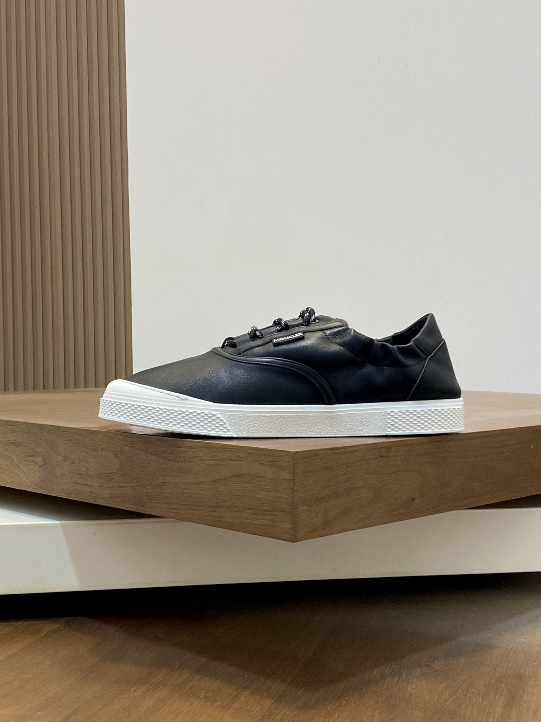 Moncler男 Style Men's Shoes Lookbook Reference image 2