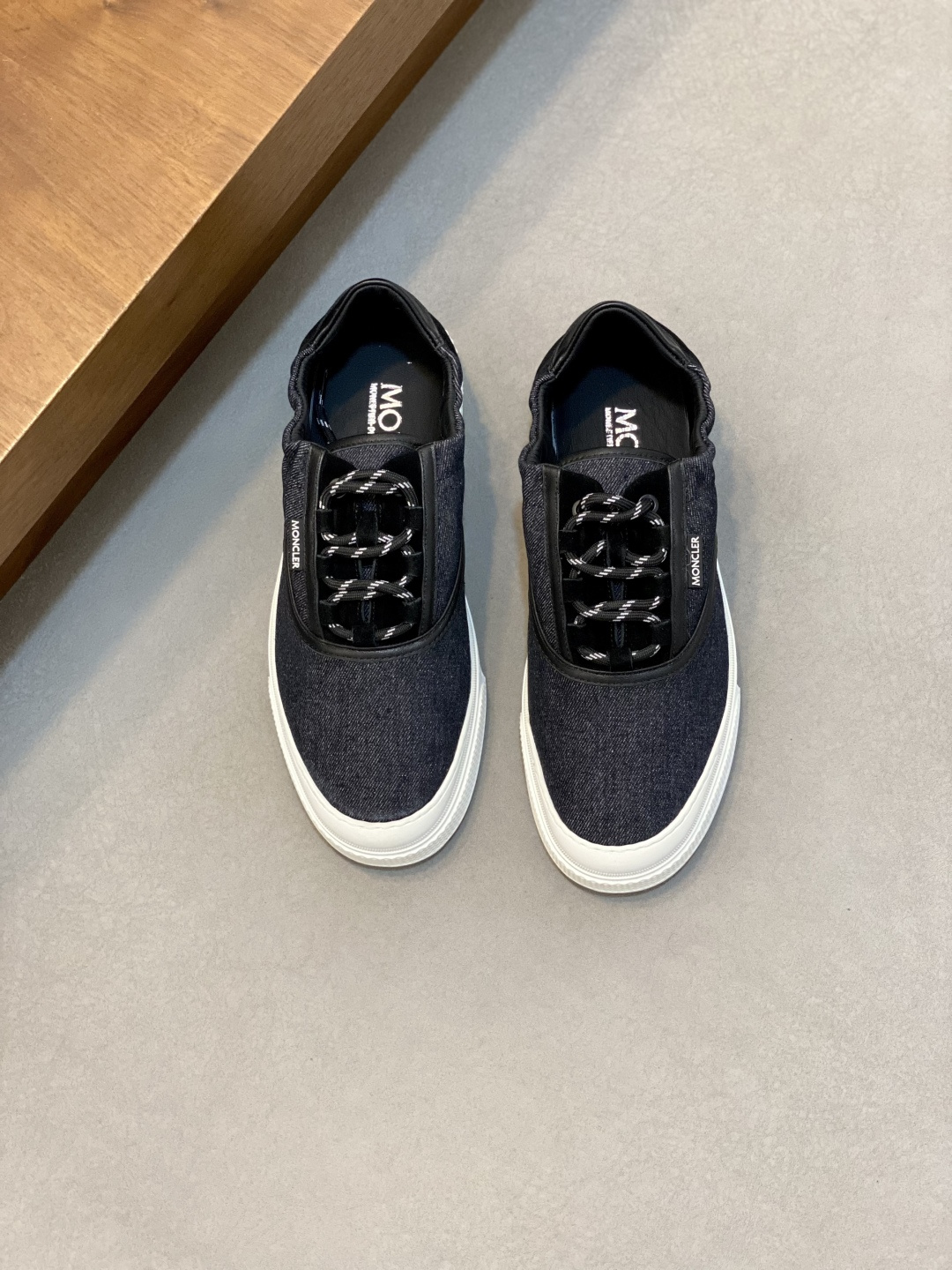 NO:779909,Moncler men's sports shoes, imported breathable mesh, neoprene, made of various materials, the upper is designed with shoelaces and rubber inserts, with the Moncler logo on the heel, and the outsole is made of TPU+rubber+high-elastic rubber foam. It has high elasticity and high wear resistance, improving comfort. Whether it is the upper or the color design, it is worth buying!  Size39-44 (38 45 customized),,Moncler,sneakers19860909Moncler蒙口 男鞋运动鞋,进口透气网面、氯丁橡胶 各种材质拼接打造,鞋面采用鞋带和橡胶嵌件设计,后跟Moncler标志,大底采用TPU+橡胶+高弹橡胶发泡组合成型,具有高弹性高耐磨性,提高舒适性,无论是鞋面还是颜色设计都值得入手！ Size39-44（38 45定做）,,Moncler,sneakers,Men's shoes