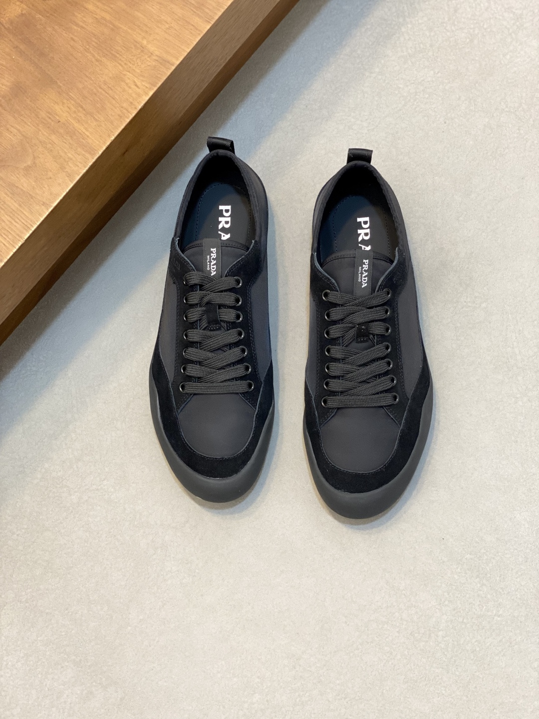 NO:780184,Prada/Prada Speedrock men's sports shoes Prada  Speedrock series sports shoes, soft calfskin leather and fabric breathable mesh stitching upper, two-color elastic laces with classic triangle logo spring buckle adjustment, light and flexible rubber soles for perfect flexibility, inspired by alpine climbing, logo webbing on the tongue, and silver-labeled cowhide foot pads, which have a strong sense of wrapping and good stability. They are OK for daily wear or light sports! The toe and sole lines are rough, with a sense of strength and sophistication, a must-have for urban adventure! Comes with a full set of original packaging!  Size 39-40-41-42-43-44 standard leather shoe size (45.46 is custom-made and non-returnable), prada, prada, sneakers, cowhide19860909Prada/普拉达 Speedrock男士运动鞋 Prada Speedrock系列运动鞋,柔软小牛皮皮革和织物透气网眼拼接鞋面,双色弹力系带配以经典三角徽标弹簧索扣调节,轻薄柔韧橡胶鞋底完善灵活性,灵感来自高山攀岩,鞋舌饰有徽标织带,配以银标牛皮垫脚,包裹感强,稳定性好,日常穿搭或轻运动都OK!鞋头和鞋底线条粗犷,力量感与精致度兼具,都市探险风必备!配全套原包装！ 码数39-40-41-42-43-44标准皮鞋码（45.46定做不退换）,,prada,prada,sneakers,cowhide,Men's shoes