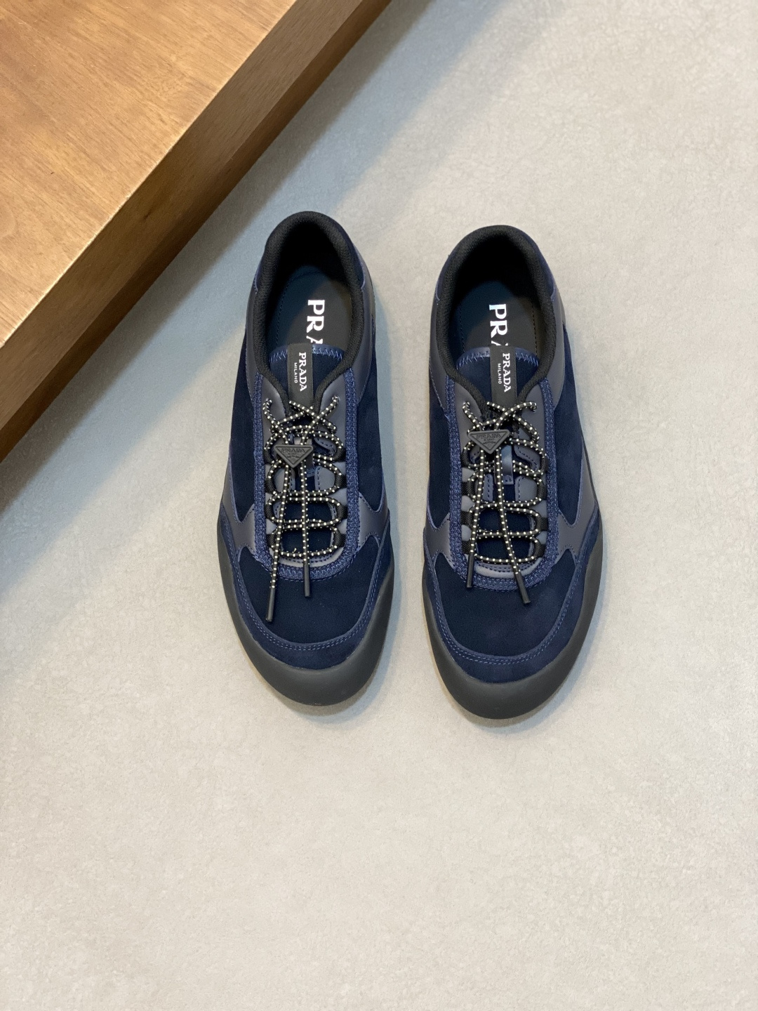 NO:780189,Prad*2026 Prada men's spring and summer slip-on casual sports men's shoes. The world's top luxury brand from Italy. The fabric is made of imported fetal cow and Italian first-layer cowhide. It is breathable and soft, and the lining is aniline-dyed special calfskin.  It won’t fade, won’t slip, is breathable and won’t stuffy your feet. It has stitching details of the same color, high-elastic EVA insole and cowhide leather. It doesn’t need to be opened and has good shock-absorbing performance. The two-color TPU outsole is wear-resistant and non-slip. It is full of handmade art, light and comfortable, and has a simple shoe shape.  Size 39/40/41/42/43/44 (customized at 45.46.47),,prada,prada,cowhide19860909Prad*2026普拉达男士春夏套脚款休闲运动男鞋 来自意大利的世界顶级奢侈品牌 这款面料采用进口胎牛、意大利头层牛皮制作工艺,透气柔软,内里是苯染专用小牛皮 不掉色,不打滑,透气不闷脚,同色系缝线细节、高弹EVA鞋垫和牛里皮一体成型,不开胶,减震性能好.双色TPU大底,耐磨防滑.手工艺术感十足,轻便舒适,套脚穿简约鞋型,穿脱十分跟脚,也可以踩穿 透气性极好 久穿不累,夏季值得推荐入手的一款必备鞋 尺码39/40/41/42/43/44（45.46.47订做）,,prada,prada,cowhide,Men's shoes