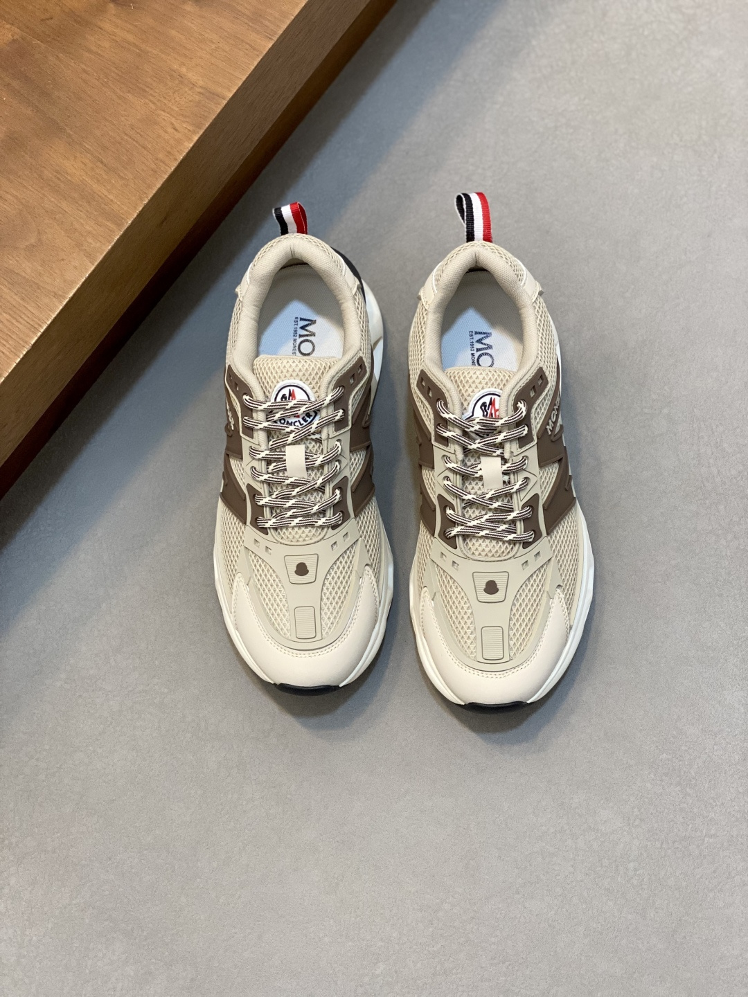 NO:780323,Moncler men's sports shoes, imported breathable mesh, neoprene, made of various materials, the upper is designed with shoelaces and rubber inserts, with the Moncler logo on the heel, and the outsole is made of TPU+rubber+high-elastic rubber foam. It has high elasticity and high wear resistance, improving comfort. Whether it is the upper or the color design, it is worth buying!  Size39-44 (38 45 customized),,Moncler,sneakers19860909Moncler蒙口 男鞋运动鞋,进口透气网面、氯丁橡胶 各种材质拼接打造,鞋面采用鞋带和橡胶嵌件设计,后跟Moncler标志,大底采用TPU+橡胶+高弹橡胶发泡组合成型,具有高弹性高耐磨性,提高舒适性,无论是鞋面还是颜色设计都值得入手！ Size39-44（38 45定做）,,Moncler,sneakers,Men's shoes