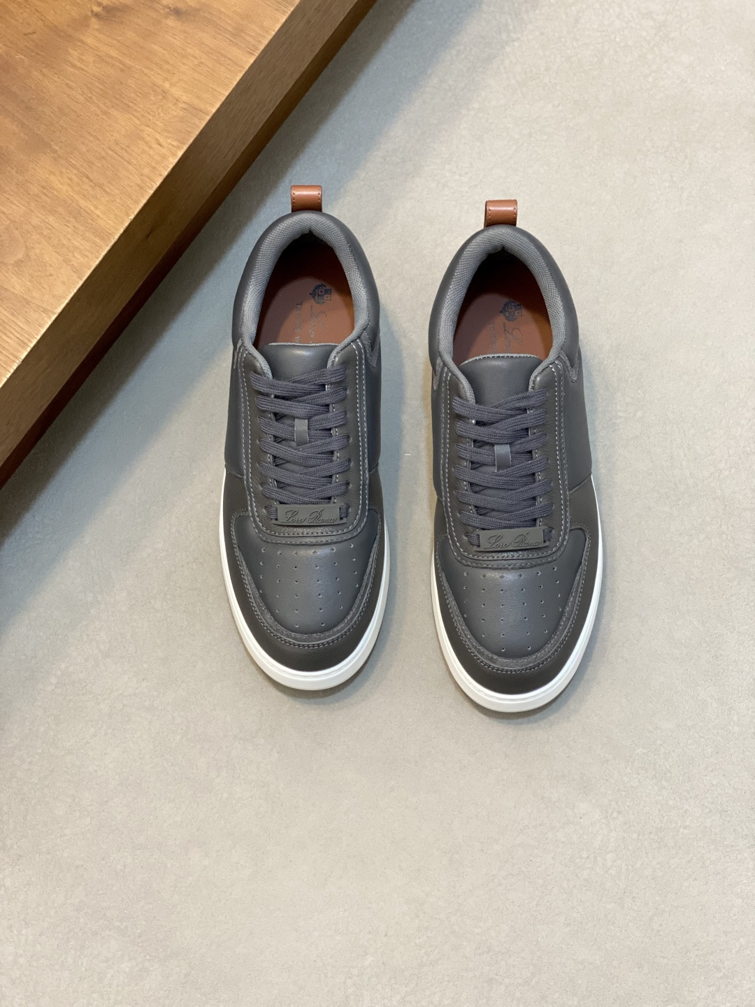 NO:782200,LoroPiana Tennis Walk Men's Sports Shoes New men's casual sneakers!  Select top-grade smooth calf leather spliced with suede leather for the main body design. The suede surface is as fine as clouds, and the leather has a warm luster. Multiple composite splicing of two kinds of leather. Leather stitching style buckle decoration. High-definition badge logo L/P embossed logo. Classic Dexun shoe shape + thick sole design, easily modify the leg shape, make the legs longer in seconds, suitable for daily commuting and casual outings. Multiple colors are available. Each shoe is designed with contrasting colors and mixed style. Delicate soft calf lining  Paired with lightweight rubber foam soles in contrasting colors, Kummel-colored rubber outsoles, hollow rubber technology, lightweight and soft, comfortable and durable, the first choice for light luxury style in spring and summer. Highly recommended to buy, complete package!  Size 39-40-41-42-43-44 leather shoe size (can be customized 45.46),,loro piana,sneakers,cowhide19860909LoroPiana/诺悠翩雅 Tennis Walk男士运动鞋 新款男士休闲板鞋！ 甄选顶级光滑小牛皮拼接绒面皮革主体设计 绒面细腻如云朵,皮料自带温润光泽 两种皮料多重复合拼接 皮革缝线式样扣带装饰 高清徽章标识L/P压纹logo 经典德训鞋型+厚底设计,轻松修饰腿型,秒变大长腿,日常通勤、休闲出街都能搭.多重色款可选 每款鞋子都是撞色混拼风格设计 细腻软小牛内里 搭配撞色轻质橡胶发泡鞋底 Kummel色橡胶外底 空胶工艺 轻质柔软 舒适耐穿 春夏季轻奢风搭配首选 强烈推荐入手 全套包装！ 尺码39-40-41-42-43-44皮鞋尺码（可定制45.46）,,loro piana,sneakers,cowhide,Men's shoes
