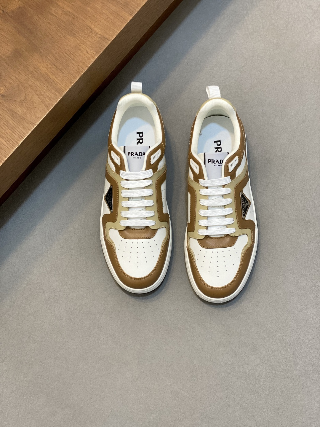 NO:782248,Prada/Prada men's new cowhide stitching sneakers  This sneaker presents a modern silhouette, reinterpreting the brand's archive models with clean lines and smooth details. The shoes are made of calf leather and technical fabric, decorated with a triangular metal logo on the outside, bright TPU decoration on the heel, and a longer and padded inner heel design, which makes it more comfortable to wear.  Comes with full original packaging!  Size 39-40-41-42-43-44 Standard leather shoe size (45 can be customized and does not support returns), prada, prada, sneakers, cowhide19860909Prada/普拉达 男士新款牛皮拼接运动鞋 这款运动鞋呈现现代版型,以利落线条与流畅细节重新演绎品牌典藏款型.鞋履采用小牛皮革和科技织物打造,外侧饰有三角金属徽标,后跟亮色TPU装饰,内里后跟加长加衬设计,穿着更舒适,鞋舌饰有丝印徽标,搭配后跟镂空橡胶厚底,全牛皮内里标配徽标牛皮垫脚,上脚增高舒适、百搭耐看！配全套原包装！ 码数39-40-41-42-43-44 标准皮鞋尺码（45可定做不支持退换）,,prada,prada,sneakers,cowhide,Men's shoes