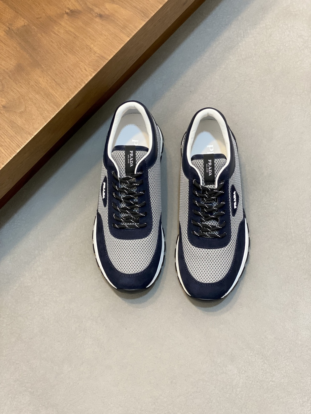 NO:782255,Prada/Prada's new men's spliced ​​casual sports shoes. These sports shoes use exquisite stitching technology to outline a unique geometric texture, and contemporary lines and details reinterpret the classic sports style. They are made of ultra-official material uppers, and the lining is all cowhide. They are lightweight, breathable, practical and versatile. The tongue is decorated with the Prada Milano logo, and the logo print is embellished with laces. It is paired with a 2.5cm two-color rubber sole to create a comfortable wearing experience. Comes with a full set of original packaging dust bag!  Size 39-40-41-42-43-44 (45 customized) standard leather shoe size, prada, prada, sneakers, cowhide19860909Prada/普拉达 新款男士拼接休闲运动鞋 这款运动鞋以精湛的缝线工艺勾勒出别具一格的几何纹理,当代风格线条与细节重新演绎经典的运动风格.采用超官网材质鞋面,内里垫脚全牛皮,轻便透气,实用百搭,鞋舌饰以Prada Milano标识,徽标印花点缀鞋带,搭配2.5cm双色橡胶鞋底,缔造舒适的穿着体验.配全套原包装防尘袋！ 尺码39-40-41-42-43-44（45订做）标准皮鞋尺码,,prada,prada,sneakers,cowhide,Men's shoes