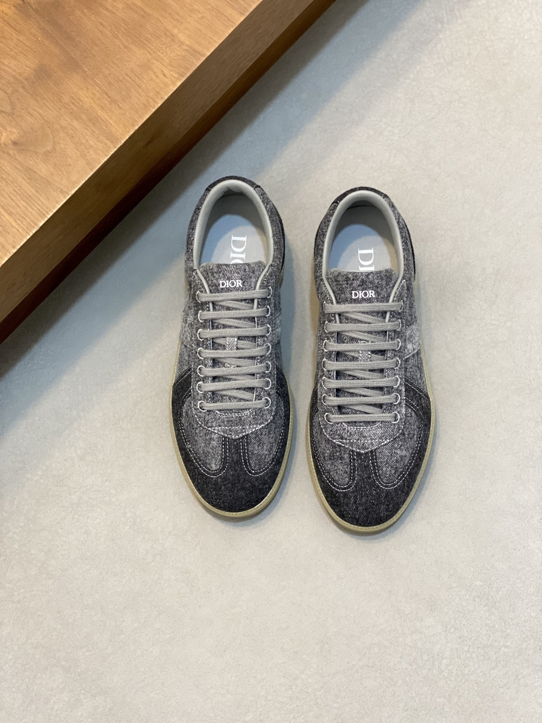NO:782264,* — Dior. Dior's new casual sneakers define your fashion pace. They boldly use innovative technological fabrics to create a futuristic shoe silhouette. The light and breathable mesh material, combined with a unique coating process, presents a refreshing visual effect, as if it is a fashion item from the future world. Whether it is paired with casual clothes or mixed with formal looks, Dio* D-Sketch  Sports shoes can be easily controlled, injecting a futuristic fashion atmosphere into your overall look. From the street to the show, they are your indispensable fashion tool. The upper is made of high-tech mesh material, which is light and breathable and fits your feet like a second layer of skin, keeping you dry and comfortable even in the hot summer. The delicate mesh structure gives the shoes a unique visual effect and shows a futuristic aesthetic.  Code number 39-44 (38, 45 customized), dior, dior, sneakers19860909* — 迪奥.迪奥新款休闲运动鞋,定义你的时尚步伐 大胆采用创新科技面料,打造出极具未来感的鞋身轮廓.轻盈透气的网眼材质,搭配质感独特的涂层工艺,呈现出令人耳目一新的视觉效果,仿佛来自未来世界的时尚单品. 无论是搭配休闲服饰,还是混搭正装造型,Dio* D-Sketch 运动鞋都能轻松驾驭,为你的整体造型注入一抹未来感十足的时尚气息.从街头到秀场,它都是你不可或缺的潮流利器. 鞋面采用高科技网眼材质,轻盈透气,如同第二层肌肤般贴合双脚,即使在炎炎夏日也能保持干爽舒适.细腻的网眼结构,赋予鞋款独特的视觉效果,尽显未来主义美学. 码数39-44（38、45订做）,,dior,dior,sneakers,Men's shoes