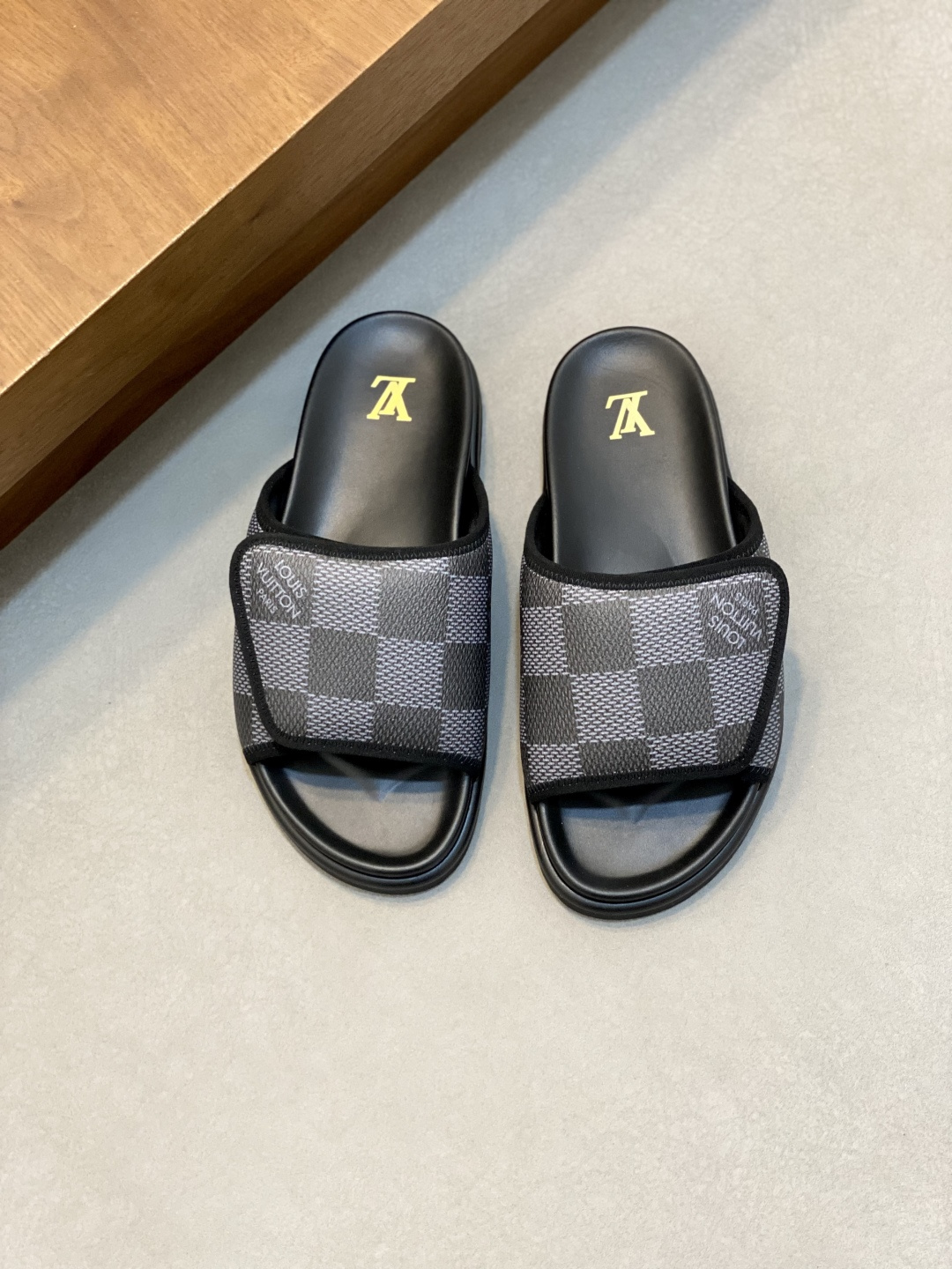 Мужские шлёпанцы Louis Vuitton