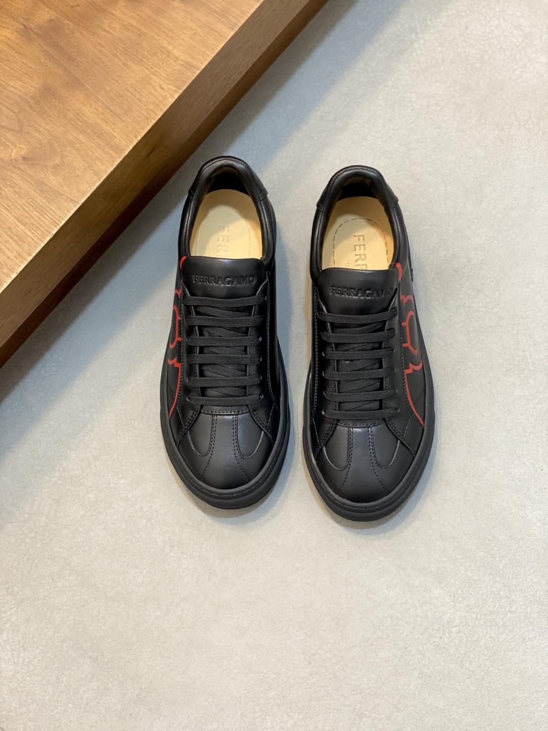 NO:830086,Ferra gamo Ferragamo's new low-top casual shoes are inspired by retro style. They have leather uppers with suede texture details. Contrast trims on the sides and a large Gancini logo add to the street style. Lightweight rubber honeycomb soles are cushioned and comfortable. shang's new low-top casual shoes are inspired by retro styles. Leather uppers with suede texture details. Contrast trims on the sides and a large Gancini logo add to the street style. Lightweight rubber honeycomb soles are cushioned and comfortable.  Size39-44 (customized at 38.45.46),,ferragamo,ferragamo19860909Ferra gamo 菲拉格慕这款全新低帮休闲鞋灵感源自复古风格,皮革鞋面搭配绒面质感细节,侧边撞色饰边与大号 Gancini 标识增添街头格调.轻质橡胶蜂巢鞋底,缓震舒适.shang这款全新低帮休闲鞋灵感源自复古风格,皮革鞋面搭配绒面质感细节,侧边撞色饰边与大号 Gancini 标识增添街头格调.轻质橡胶蜂巢鞋底,缓震舒适. Size39-44（38.45.46订做）,,ferragamo,ferragamo,Men's shoes