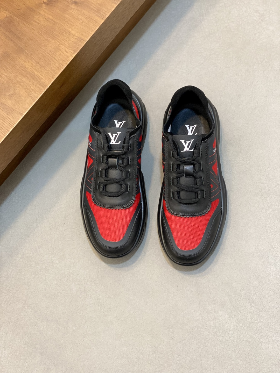 NO:887931,Louis Vuitton men's new thick-soled sneakers. These sneakers are made of nylon fabric spliced ​​calf leather upper, integrated with TPU contrasting color structure to complete the whole. The side is decorated with eye-catching 'LV' letter logo, the tongue is decorated with logo details, and the heel is equipped with a foldable suede leather shoe tab. It is equipped with an approximately 4.5cm two-color rubber shock-absorbing outsole, fabric lining and foot pads. The upper foot is stylishly increased, comfortable and breathable!  Comes with full set of original packaging dust bag!  Size 39-40-41-42-43-44 standard leather shoe size (38/45 can be customized but does not support returns),, louis vuitton, louis vuitton, sneakers, cowhide19860909路易威登 男士新款厚底运动鞋 这款运动鞋采用尼龙织物拼接小牛皮革鞋面,融入TPU撞色结构完善整体,侧面饰有醒目“LV”字母标识,鞋舌饰以徽标细节,后跟配以可翻折绒面皮革鞋袢,搭配约4.5cm双色橡胶减震大底,织物内里及垫脚,上脚时尚增高,舒适透气！配全套原包装防尘袋！ 尺码39-40-41-42-43-44 标准皮鞋尺码（38/45可定做但不支持退换）,,louis vuitton,louis vuitton,sneakers,cowhide,Men's shoes