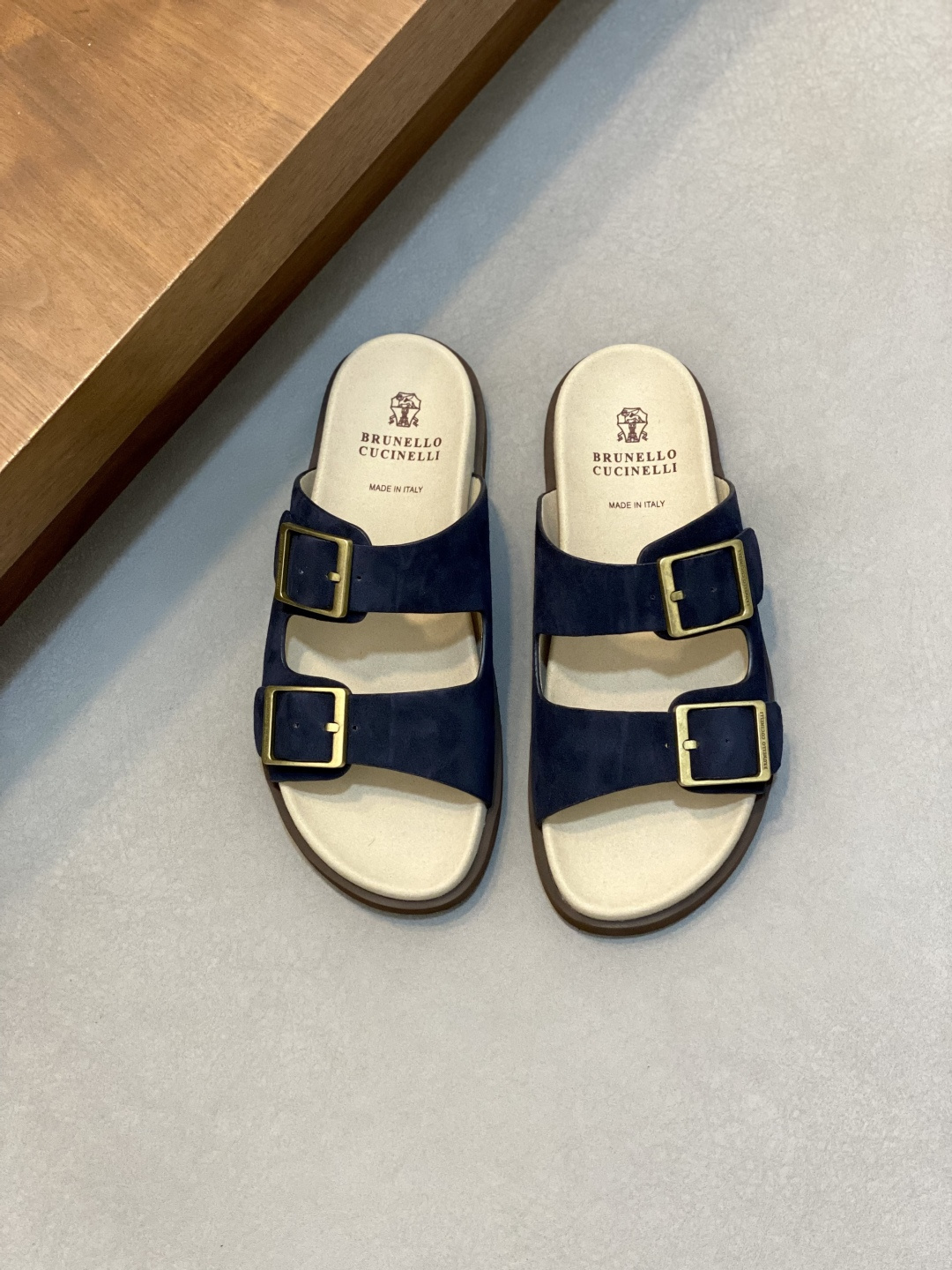 NO:832909,Brunello Cucinelli men's suede sandals. Exquisite materials make this summer urban casual slippers exquisite. The two washed suede front straps are soft and skin-friendly, and are matched with metal buckles with engraved logos, allowing you to easily adjust the comfortable fit. The leather insole, genuine leather outsole, and ultra-light perforated material along the edge are combined to create a perfect and refined design.  Precious washed suede is hand-brushed, showing slightly irregular colors and enriching the suede texture. The suede-covered upper sole is combined with the ultra-light microporous material outsole to create the comfortable wearing feeling of this urban slipper. Size39-40-41-42-43-44 (45.46),, brunello cucinelli, slippers, chamois leather19860909Brunello Cucinelli男士麂皮凉拖 考究材料精美了这款夏季都市休闲拖鞋. 两条水洗麂皮前带柔软亲肤,搭配雕刻徽标的金属搭扣,让您轻松调节出舒适穿着感.皮革鞋内底与真皮鞋外底、超轻微孔 材料沿边组合,完美精致的设计感. 珍贵水洗麂皮手工刷毛,呈现略微不规则色彩,丰富了绒面纹理.覆盖绒面的鞋面底与超轻盈微孔材质鞋外底结合,营造出这款都市拖鞋的舒适穿着感. Size39-40-41-42-43-44（45.46）,,brunello cucinelli,slippers,chamois leather,Men's shoes
