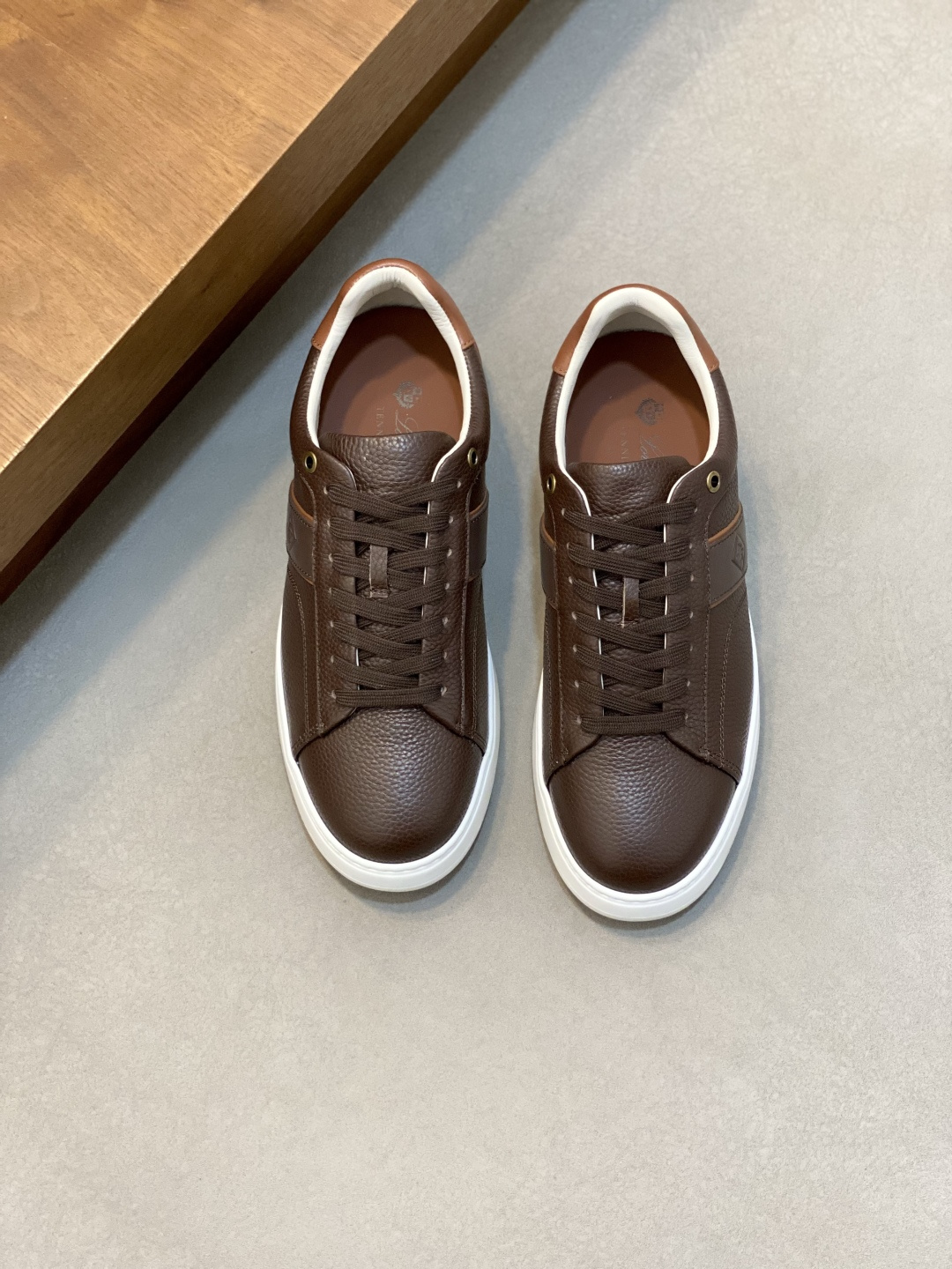 NO:833211,Loro Piana men's shoes!  This sneaker redefines the iconic 360LP with a modern perspective, featuring a new shape and a wider silhouette for an extraordinary look!  The Week End Walk sneakers take the design essence of the original style and reinterpret it into a modern, performance-focused model. Made from Pecora Nera wool, sourced from precious dark Merino sheep, in rich tones and undyed. The shape is slightly narrowed in the center to echo the classic running shoe style, and is equipped with an ultra-light grooved sole for balanced force and a lighter and more comfortable step. Suede trimming outlines the clean silhouette and adds a sophisticated touch to the overall look. Slightly padded upper  Decorative heat-formed lace hole protectors and heel tabs Kummel-colored rubber non-slip soles with pyramid-shaped raised points on the edges Fabric: 58 wool, 42 polypropylene Lining: 72 nylon, 28 spandex Decoration: cowhide Size 39-40-41-42-43-44 (45.46 custom-made),, loro piana, loro piana, sneakers, cowhide19860909Loro Piana男士鞋履！这款运动鞋以现代视角重新定义标志性360LP,采用全新外形和更宽大的廓形设计,营造超凡！这款Week End Walk运动鞋汲取原始款式的设计精髓,焕新演绎为一款注重性能的现代之作.采用Pecora Nera羊毛制成,原料源自珍贵的深色美利奴羊,色调丰富,未经染色处理.鞋型中央略微收窄,呼应经典跑鞋风格,搭配超轻凹槽鞋底,实现均衡受力,步履更为轻盈舒适.绒面革饰边勾勒利落轮廓,为整体造型增添精致气息. 略加衬鞋面 装饰性热压成型鞋带孔护片与鞋跟拉袢 Kummel色橡胶防滑鞋底,边缘饰以金字塔形凸点面料:58羊毛,42丙纶里料:72锦纶,28氨纶装饰:牛皮革 尺码39-40-41-42-43-44（45.46订做）,,loro piana,loro piana,sneakers,cowhide,Men's shoes