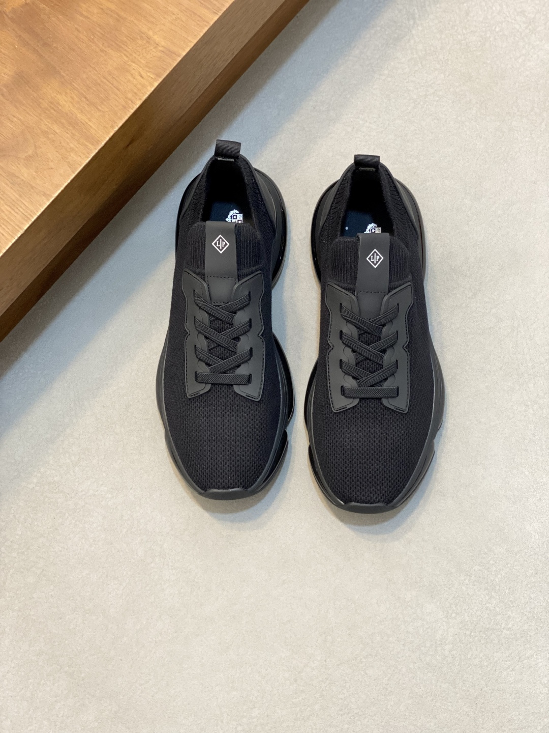 NO:831785,Loro Piana mesh cowhide casual sports shoes for men, LP jogging shoes, original factory soles, feel free to go to the counter!  This casual shoe is knitted with Wind fiber, showing a unique three-dimensional effect. The unique version narrows slightly in the mid-section and is embellished with nappa leather details. The lightweight air-cushioned sole and studs on the edge enhance grip and stability, and the functional detail design full of modern beauty adds a sporty style to the shoe. The upper uses hot-melt edge-sealing technology. The lightweight technical material of the Kummel-colored rubber outsole is inlaid with cushioning pads on the inside of the sole to make weight distribution more even and reduce the load during walking.  The leather eyelets are directly set on the upper fixed to the sole to ensure stability. The rear is equipped with a cushion pad to improve wearing comfort. It is fully packaged at the counter!  Size 39–40-41-42-43-44 (45.46 customized),,loro piana,loro piana,cowhide19860909Loro Piana网面牛皮休闲运动男鞋 LP慢跑鞋 代工厂原厂底随意进专柜！这款休闲鞋采用Wind纤维针织而成,呈现出别致的立体效果,独特的版型在中段轻微变窄,并以纳巴革细节点缀.轻盈气垫鞋底和边缘的鞋钉增强抓地力和稳定性,充满现代美感的功能细节设计为鞋子平添了运动风格.鞋面使用热熔封边工艺 Kummel色橡胶外底的轻盈技术材料鞋底内侧镶嵌着缓冲垫,让重量分配更平均,减轻行进间的负荷 皮革鞋眼直接设于固定在鞋底的鞋面上,以确保稳定性 后部搭配缓冲垫,以提升穿着舒适感,专柜全套包装！ 尺码39–40-41-42-43-44（45.46订做）,,loro piana,loro piana,cowhide,Men's shoes
