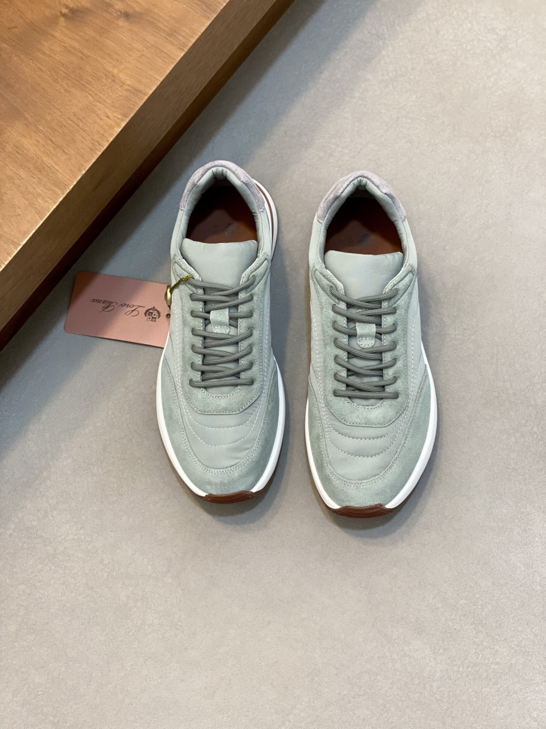 NO:832313,LoroPiana WeekendWalk men's waterproof sneakers!  The lightest LP jogging shoes in history. The upper is made of Wind microfiber with StormSystem waterproof and windproof treatment and goatskin. The waterproof and warm upper will have a little wrinkles, which is normal because the waterproof fabric is very soft and the exquisite turning wiring is a test of craftsmanship and workmanship.  The lining is made of cloth, which makes it more warm and comfortable to wear. The Kummel-colored rubber outsole is made of lightweight material. This structure can ensure proper weight distribution during walking, improve shock absorption and rebound, enhance grip and stability, and the eyelets and upper back of the shoe are embellished to make it light and comfortable!  size 39-44 (customized at 38.45.46),,loro piana,loro piana,sneakers,sheepskin19860909LoroPiana诺悠翩雅WeekendWalk男士防水运动鞋！史上最轻LP慢跑鞋,面是采用经过StormSystem防水防风处理的Wind微纤维搭配山羊皮,防水又保暖鞋面会有一点皱,属于正常,因为防水布料很软,精致的车工走线,非常考验工艺和车工,内里是布面穿着更加保暖舒适贴合,Kummel色橡胶鞋外底采用轻盈的材料制成这种构造可以确保行走中适当的重量分配,提高减震性和回弹力增强抓地力和稳定性,鞋眼和鞋后上片点缀上脚轻便非常舒服！ size 39-44（38.45.46订做）,,loro piana,loro piana,sneakers,sheepskin,Men's shoes