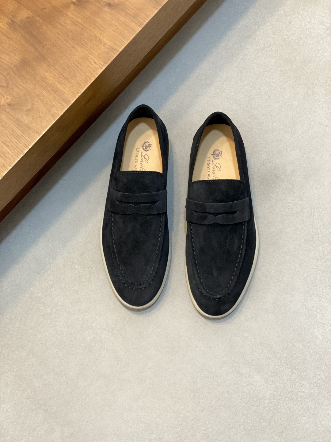 NO:833557,LoroPiana's moccasin shoes are made of water-repellent treated suede cow leather upper, padded calfskin, imported tree paste leather in the midsole and rubber sole. It is a classic. The complex craftsmanship and meticulous structure make the shoes light and soft, allowing you to walk comfortably and freely. They are very suitable for wearing at the beach or going out in the sea in summer. The anti-slip sole is decorated with a repeated Loro Piana brand initials pattern on the top, and the entire shoe is made of suede sheepskin!  Size 39-40-41-42-43-44 (38.45.46. Customized),,loro piana,cowhide,sheepskin19860909LoroPiana这款莫卡辛鞋采用经过防泼水处理的绒面牛皮革鞋面,垫脚小牛皮制作,中底进口树膏皮搭配橡胶鞋底,为经典之作.繁复的匠艺工序、精心考究的结构,令鞋款轻盈而柔软,让您行走舒适自如.非常适合夏季在海边或出海时穿着.防滑鞋底,饰以重复的Loro Piana品牌字母缩写图案上装,整鞋全部绒面羊皮革！ 尺码39-40-41-42-43-44（38.45.46.订做）,,loro piana,cowhide,sheepskin,Men's shoes