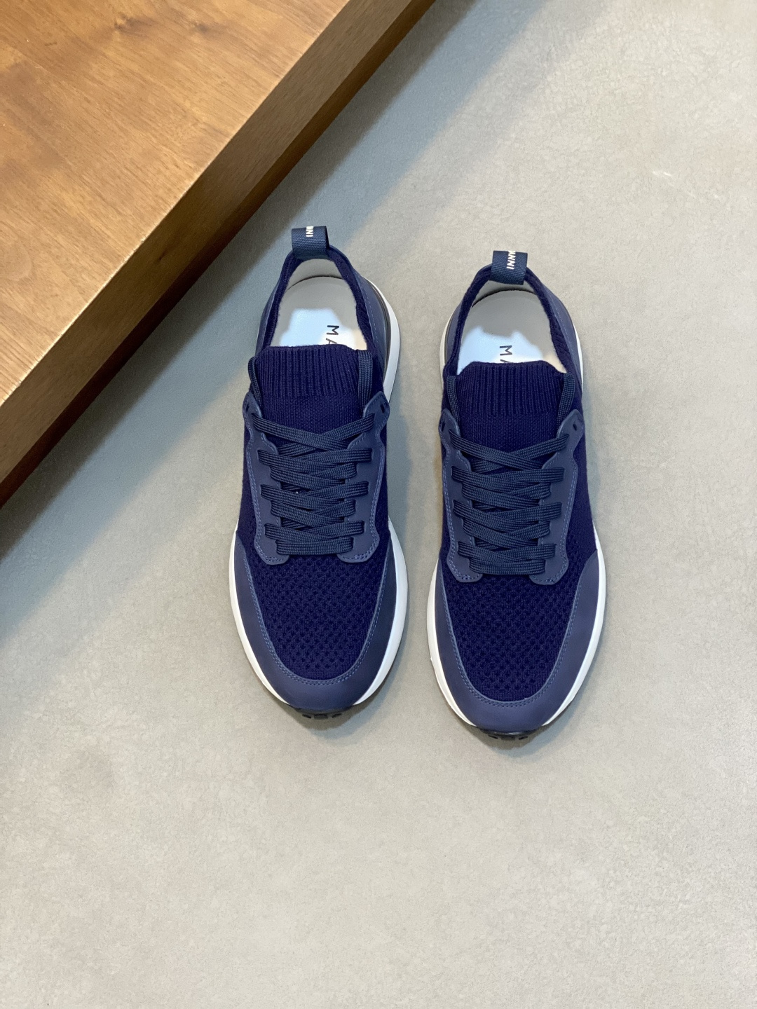 NO:834378,Magnanni is a family-owned luxury shoe brand founded in 1954 in Almansa, Spain. It was founded by Sebastian Blanco Aldomar and has been run by the family for three generations. This brand is the world's top luxury brand from Spain and is known as the 'King of Cashmere' for low-key luxury and  'A true luxury product in the clothing industry'. Many people know that Cashmere is top-notch, expensive, impossible to take off once you wear it, and extremely versatile. No one knows how to design top-grade cashmere fabrics into a 'low-key luxury' style better than this brand. The upper is made of top-grade cashmere flying weave + TPU high-temperature fuse, high-elasticity and breathable special fabric. The foot pads are high-elasticity foam. The upper foot is comfortable and breathable without stuffiness, does not fade, does not slip, and has a lightweight rubber foam outsole!  Size 39/40/41/42/43/44 [45.46 can be customized],19860909Magnanni（马格纳尼）是1954年在西班牙阿尔曼萨 (Almansa)创立的家族奢侈鞋履品牌,由 Sebastian Blanco Aldomar创办,至今已传承三代家族经营.此品牌是来自西班牙的世界顶级奢侈品牌,被誉为低调奢华的 “山羊绒之王” 和 “服装界真正的奢侈品”.很多人都知道羊绒Cashmere顶级、昂贵,一穿就脱不下来,还特别百搭,没有比这个品牌更懂得把顶级的羊绒面料设计出一种 “低调的奢华” 的风格. 鞋面顶级羊绒飞织+TPU高温熔断, 高弹力透气专用布料.脚垫高弹发泡.上脚舒服透气不闷脚,不掉色,不打滑,轻质橡胶发泡大底！ 尺码39/40/41/42/43/44【45.46可定做】,,Men's shoes