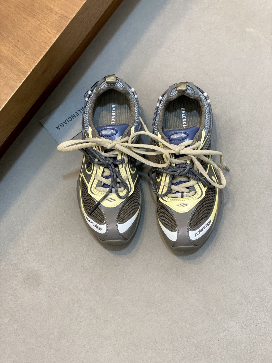 NO:833457,BALENCIAGA. Balenciaga's hot model Balenciaga 25th generation Radar round-toe lace-up with distressed effect. First real shot. Radar Sneaker's mesh splicing design, low-saturated color matching and distressed details, perfectly fits the current retro trend. Sizes 35 36 37 38 39 40 41 42 43 44 45 46  Purchase the original version and develop it 1:1, the original material is 35-46 (customized at 45.46), balenciaga, balenciaga19860909BALENCIAGA.巴黎世家爆款 Balenciaga 25代Radar 圆头系带 做旧效果 实拍首发 Radar Sneaker的网面拼接设计 低饱和的配色加上做旧的细节 完美踩中了当下的复古回潮风 尺码35 36 37 38 39 40 41 42 43 44 45 46 购入原版1:1开发,原版原材质35-46（45.46订做）,,balenciaga,balenciaga,Men's shoes