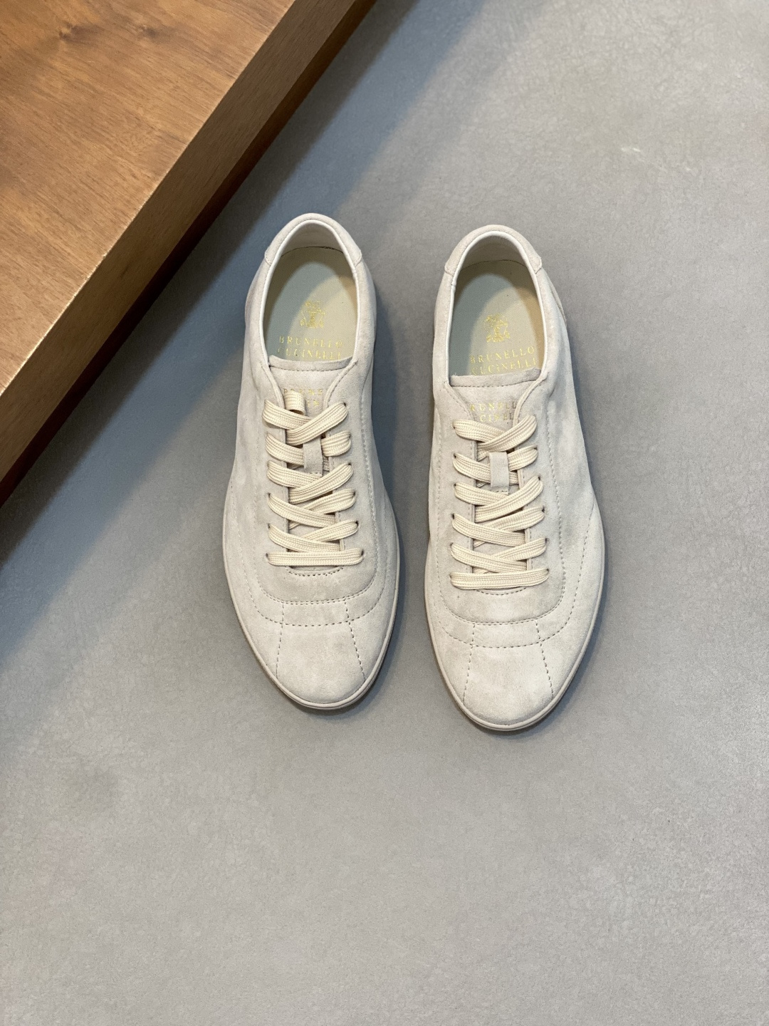 NO:850060,Brunello Cucinelli men's casual shoes｜The material highlights the fashionable and simple style of this rubber-soled shoe｜The suede textured upper is elegant and soft｜Combined with the rubber sole, creating a flexible and light comfortable foot feel｜Upper material is cow suede spliced ​​fly woven fabric｜Breathable cowhide lining Size 39-44 (customized at 38.45.46),, brunello cucinelli,cowhide19860909Brunello Cucinelli男士休闲鞋｜材质彰显出这款胶底鞋的时尚、简约风格｜绒面质感的鞋面雅致、柔软｜结合在橡胶鞋底上,营造出灵活和轻盈的舒适脚感｜ 帮面材质牛反绒拼接飞织面料｜内里透气牛皮内里 尺码39-44（38.45.46定做),,brunello cucinelli,cowhide,Men's shoes