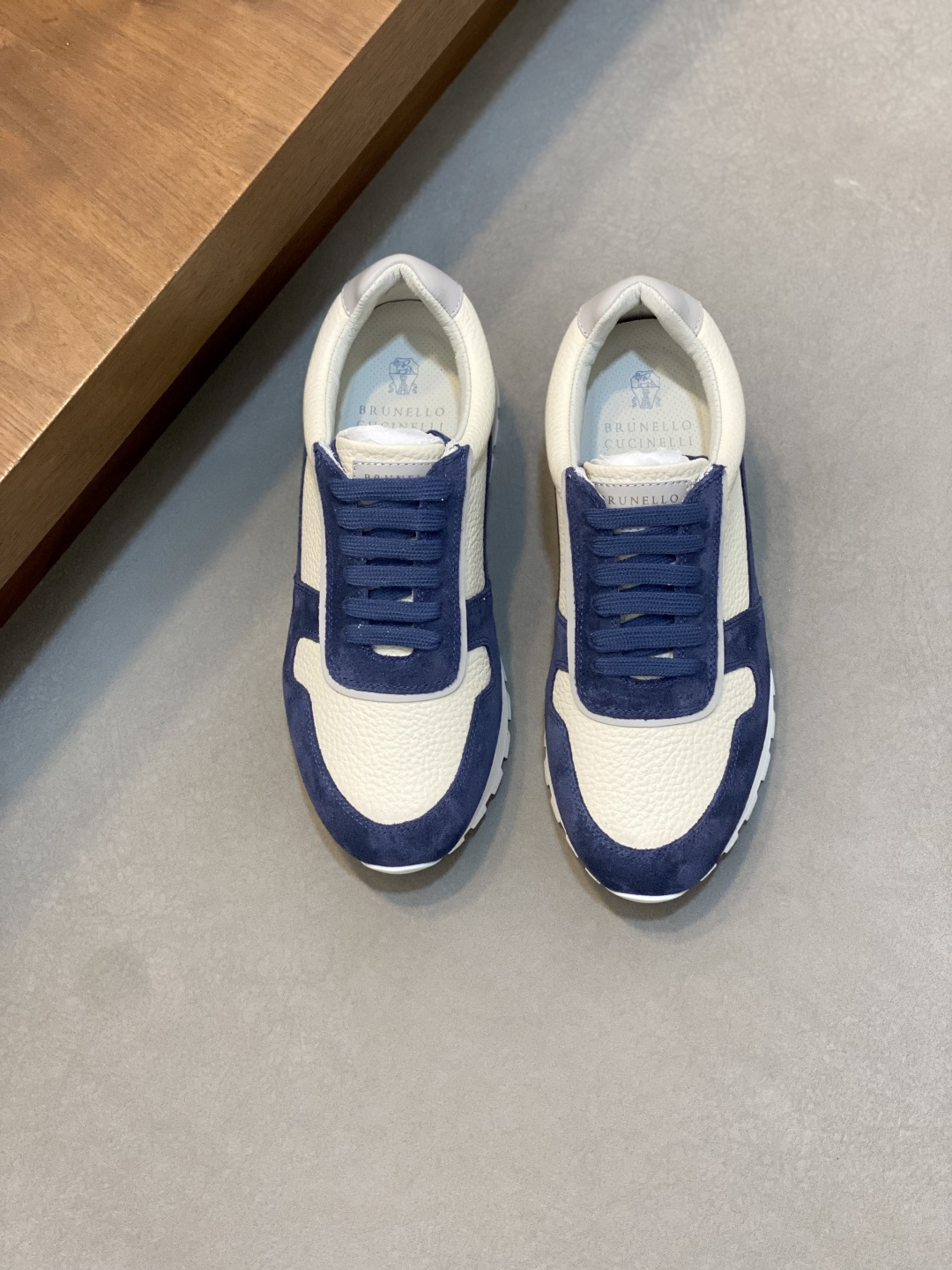 NO:834169,Brunello Cucinelli's new spring and summer color-blocked sports sneakers for men. The fabric of this sports shoe is made of high-mercerized washed suede imported from Italy and pressed cowhide imported from Italy. It has a three-dimensional and skin-friendly feel!  The color matching design of the shoes is novel and fashionable, a must-have item for this summer!  This shoe style is a classic and will never go out of style!  Paired with ultra-light, highly elastic and environmentally friendly natural rubber TPU two-color soles, they are softer and more comfortable to wear on your feet!  The personalized logo and unique fine groove design on the outsole make it instantly luxurious!  Size39-44 (45. Customized),, brunello cucinelli, sneakers, cowhide19860909Brunello Cucinelli 春夏新款拼色运动板男鞋 此款运动鞋面料采用意大利进口高丝光水洗翻毛皮和意大利进口压摔牛皮,立体感和亲肤感十足！鞋子拼色设计 款式新颖时尚,这个夏天必备单品！此款鞋型堪称经典,永不过时！搭配超轻、高弹、环保的天然橡胶TPU双色鞋底,穿在脚上更加柔软舒适！外底上的个性logo和独特的细纹凹槽设计,奢华度瞬间爆棚！ Size39-44（45.定做）,,brunello cucinelli,sneakers,cowhide,Men's shoes