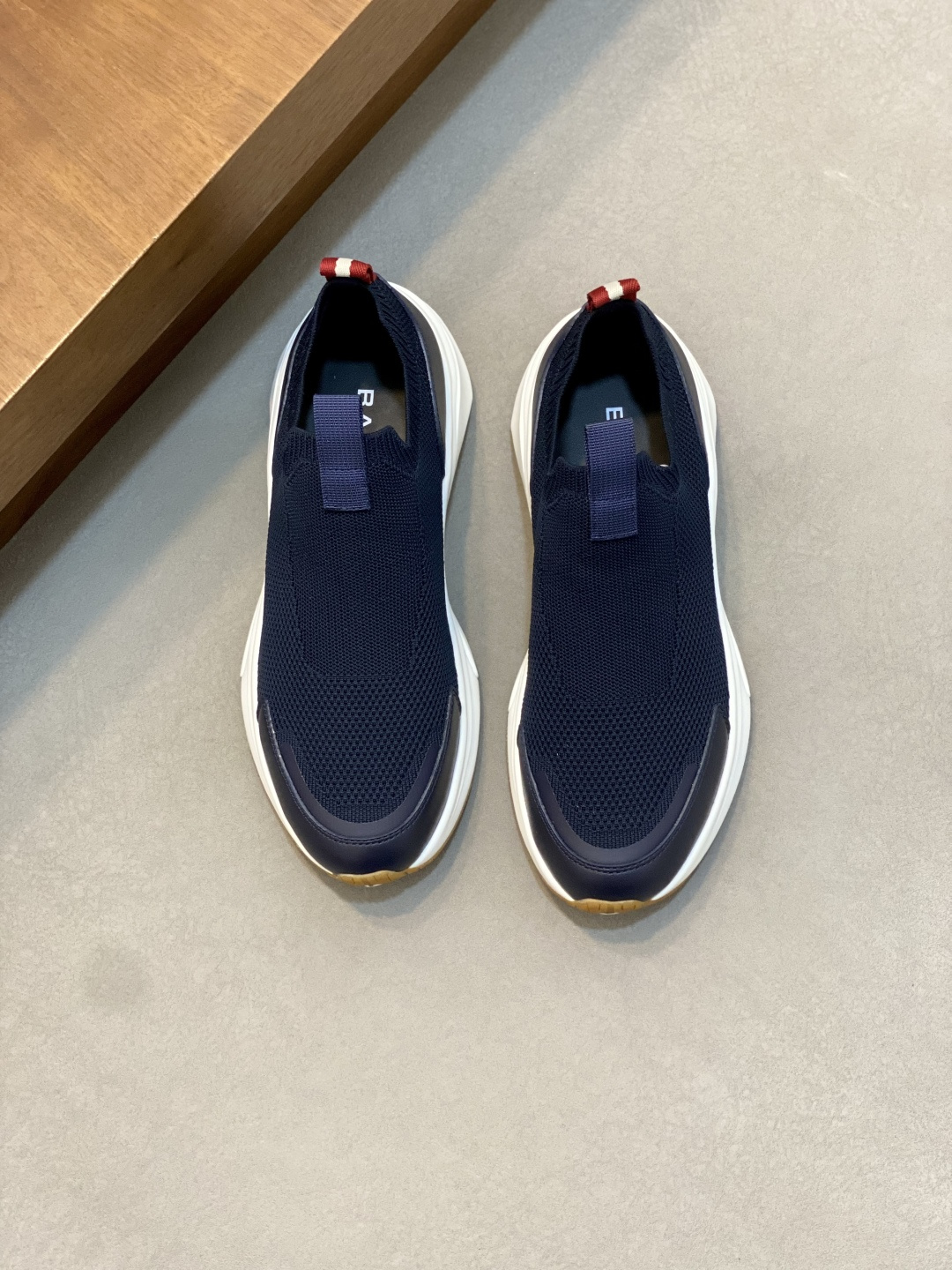 NO:834388,Bally original product, men's spring and summer casual sports lazy slip-ons, new models are on sale at the counter, using imported fly knit breathable upper, the fabric is soft, delicate, comfortable and breathable, the upper is decorated with B's classic letter logo design, hand-stitching technology, hemming details, cowhide lining feet, with new V-bottom rubber combination outsole, casual, fashionable and versatile!  Size39-44 (45 customized),, bally, cowhide19860909Bally巴利原厂货,男士春夏休闲运动懒人穿脱一脚蹬,专柜在售新款,采用进口飞织透气鞋面,面料柔软细腻舒适透气,鞋面饰以B家经典字母logo设计,手工缝线工艺,包边细节,牛皮内里垫脚,搭配新款V底橡胶组合大底,休闲时尚百搭！Size39-44（45订做）,,bally,cowhide,Men's shoes